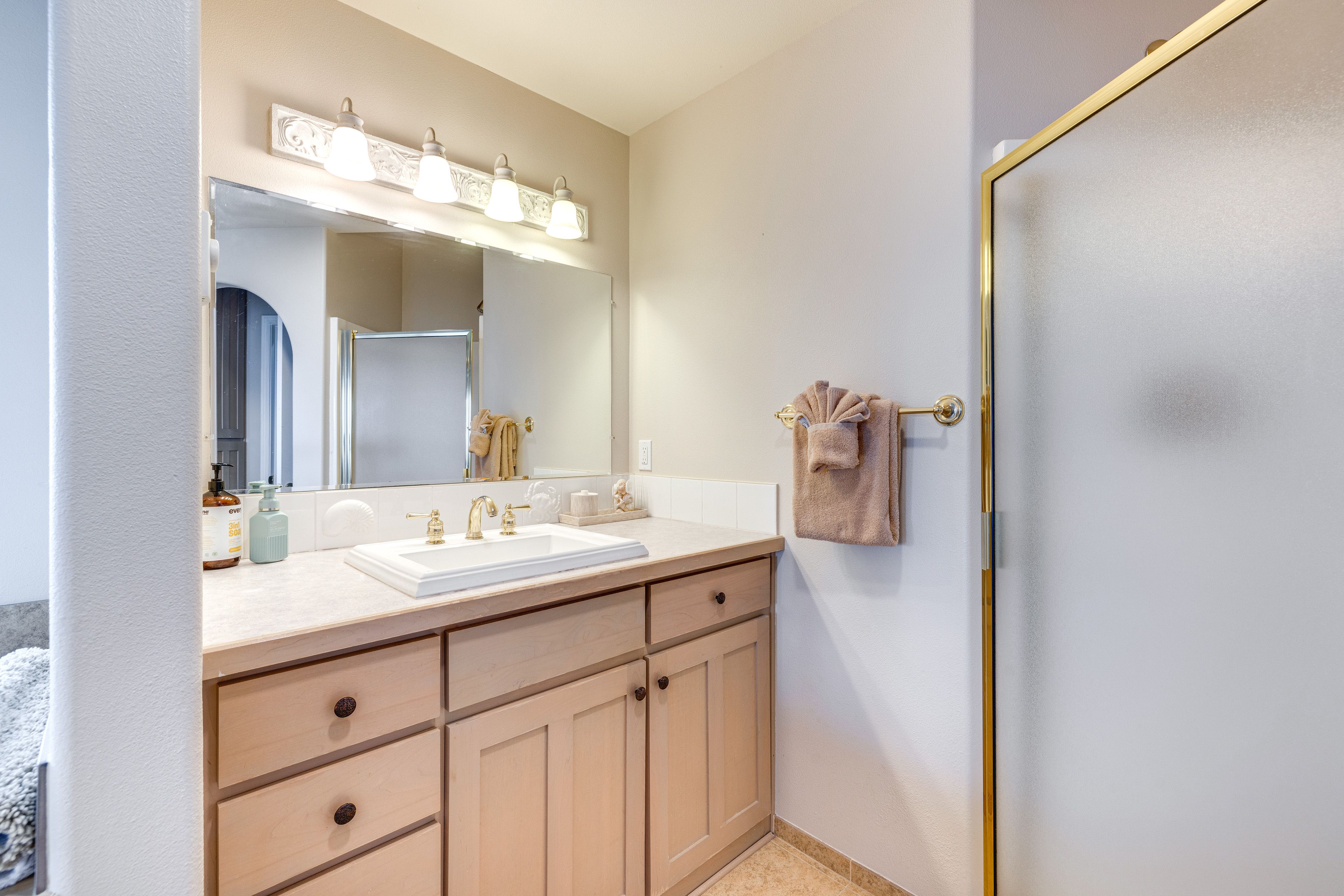 En-Suite Bathroom | Linens & Towels