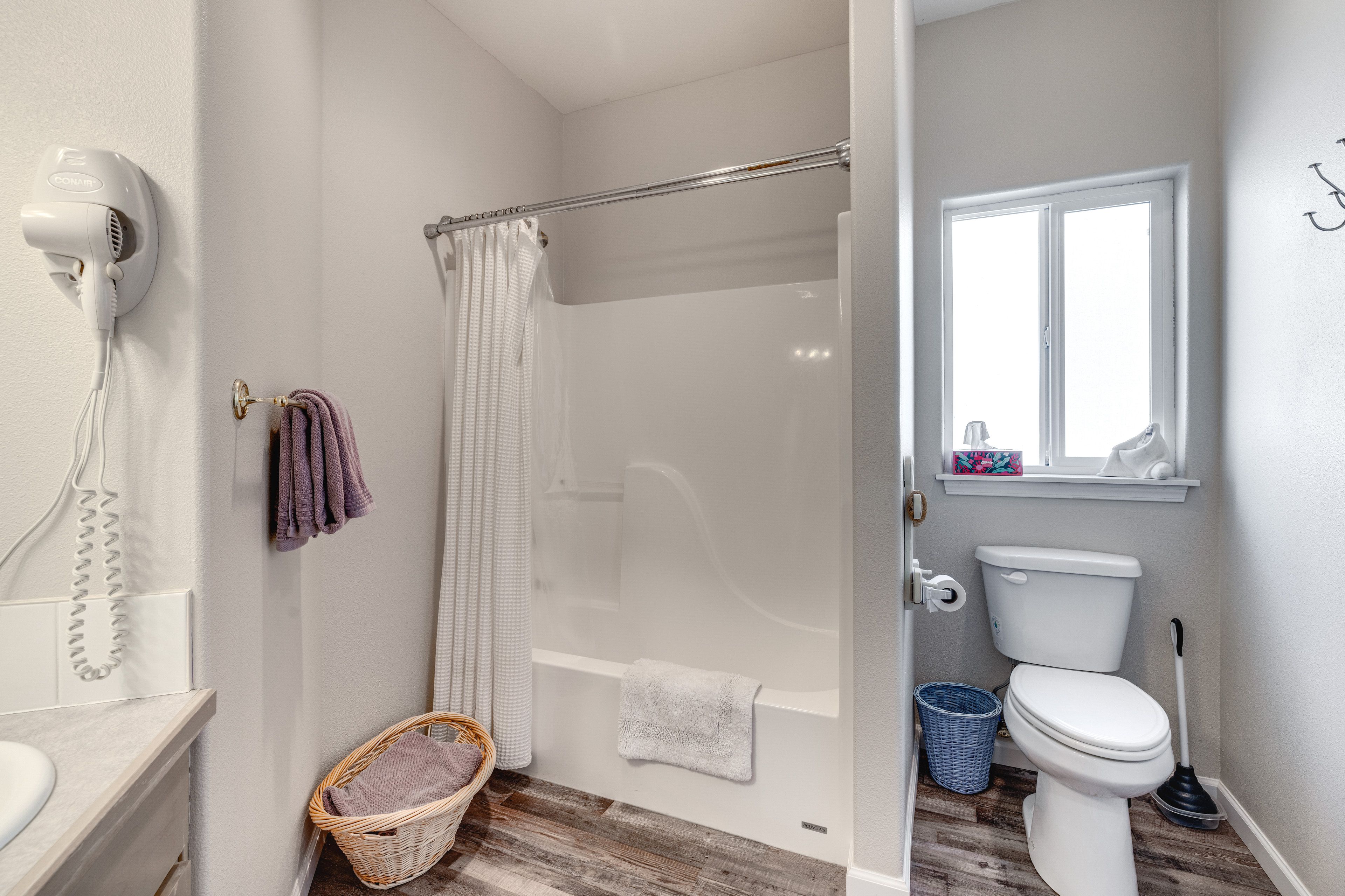 Full Bathroom | Complimentary Toiletries | Hair Dryer