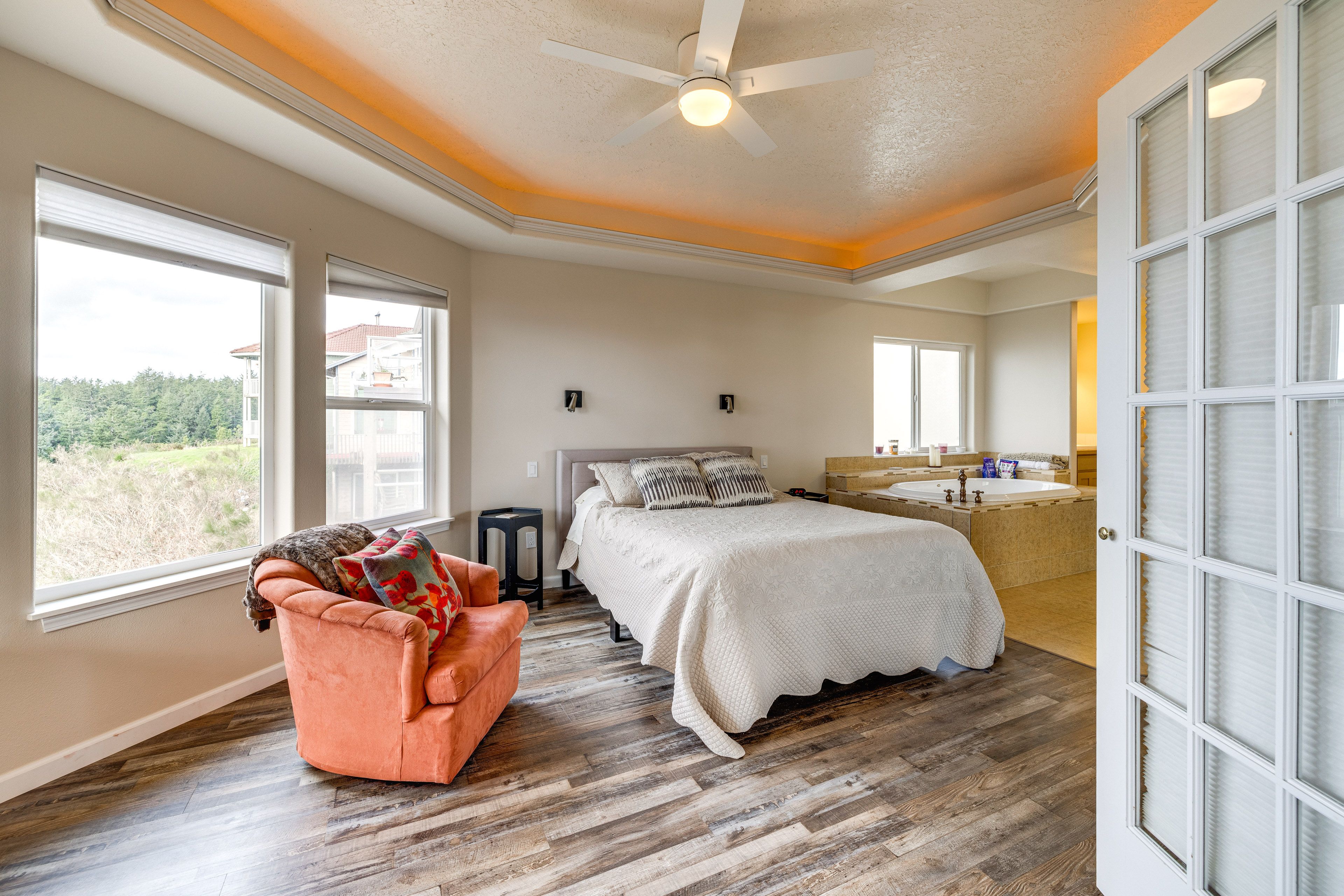 Bedroom 1 | Queen Bed | Bathtub
