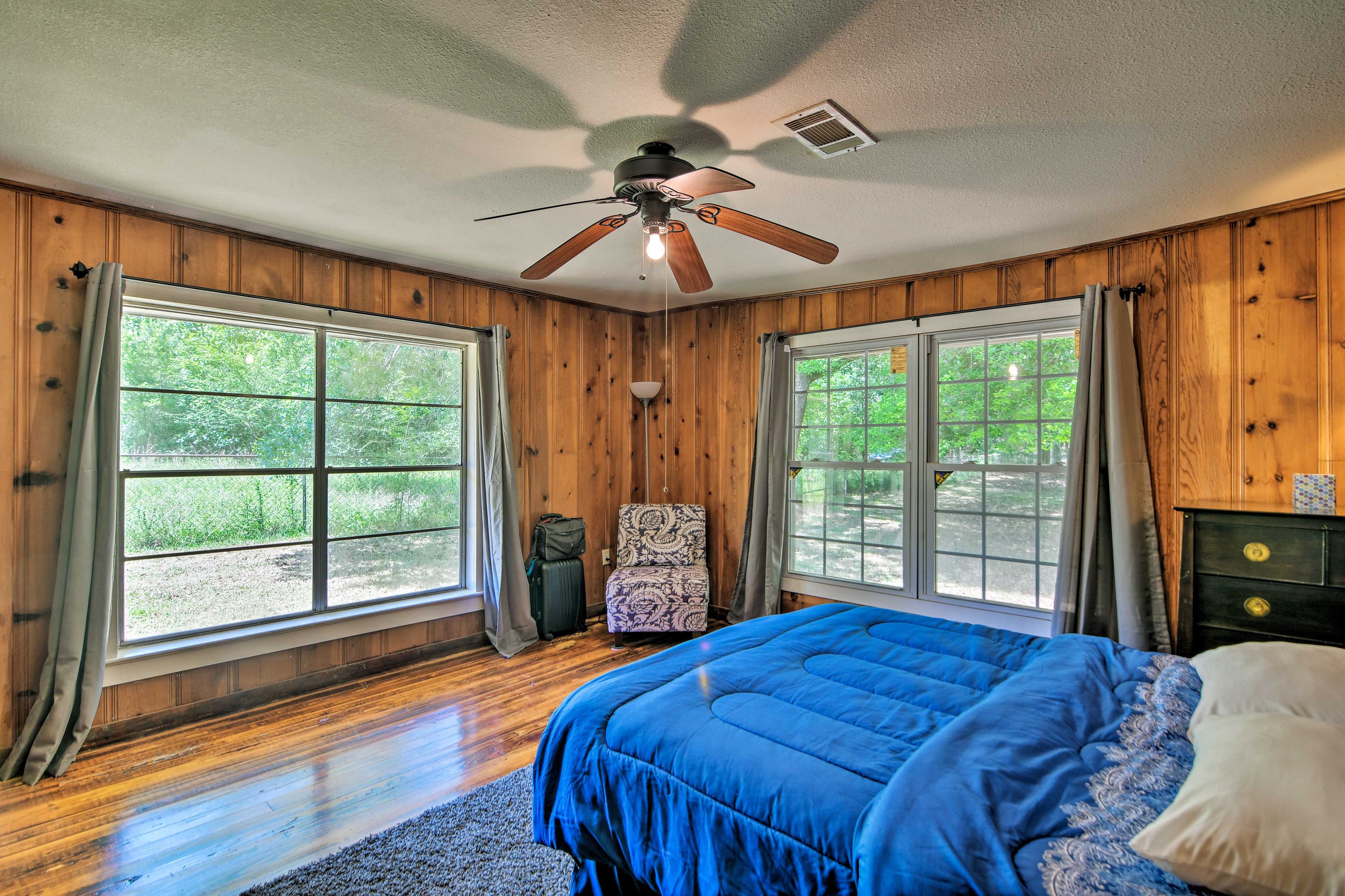 Bedroom 1 | Queen Bed