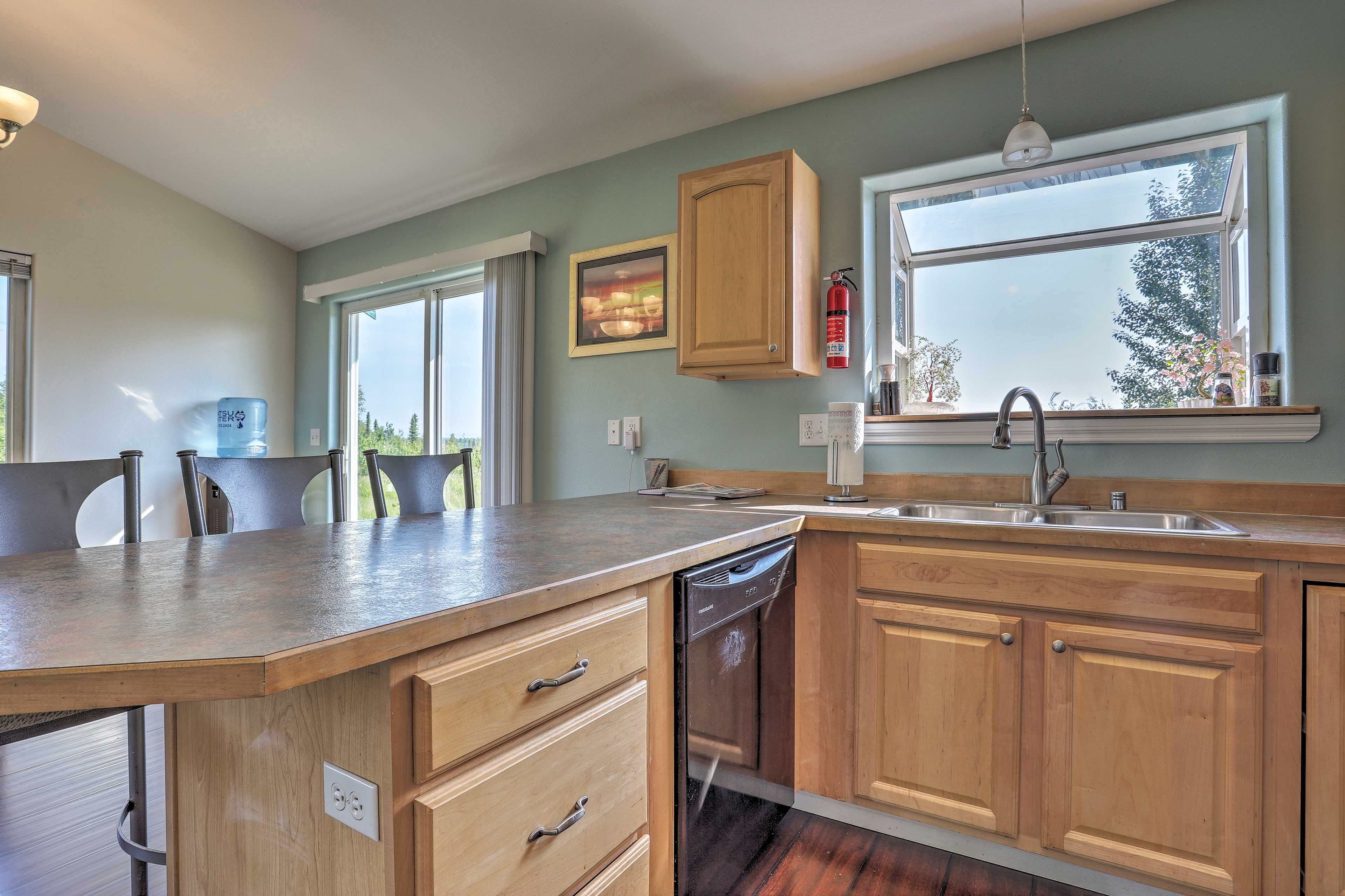 Find everything you need in the fully equipped kitchen.