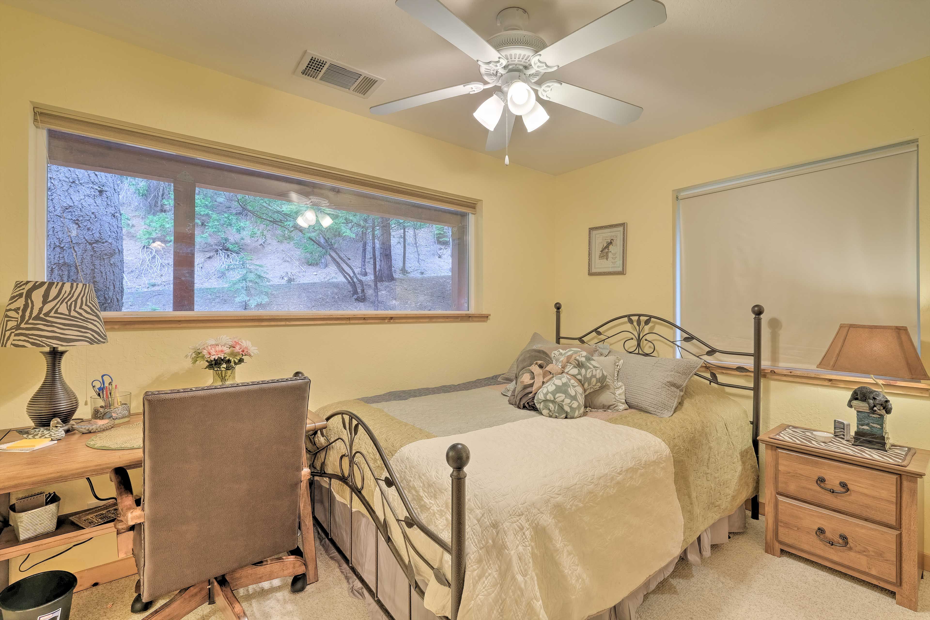 Bedroom 3 | Queen Bed | Desk