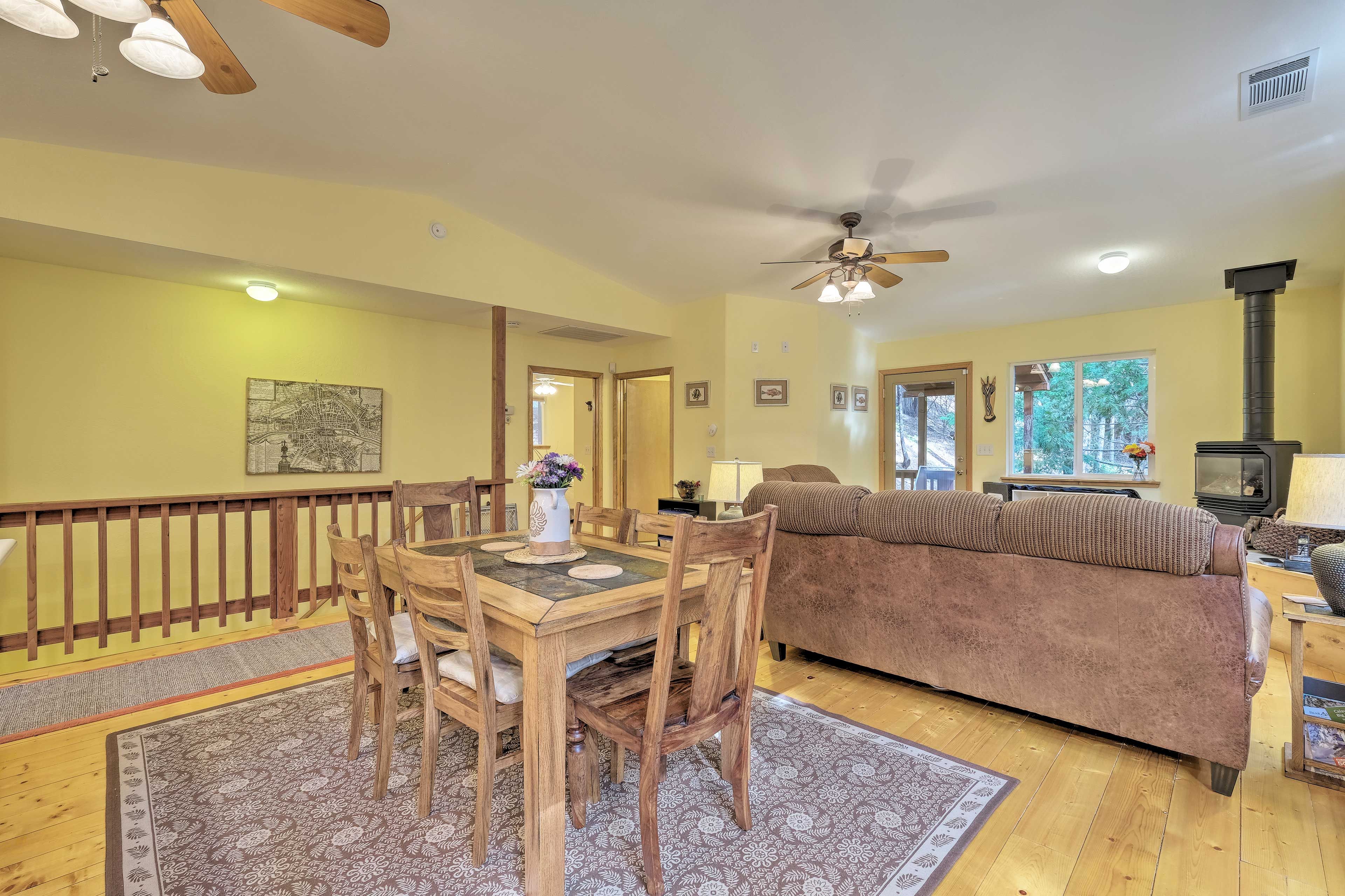 Dining Area | Dishes & Flatware Provided
