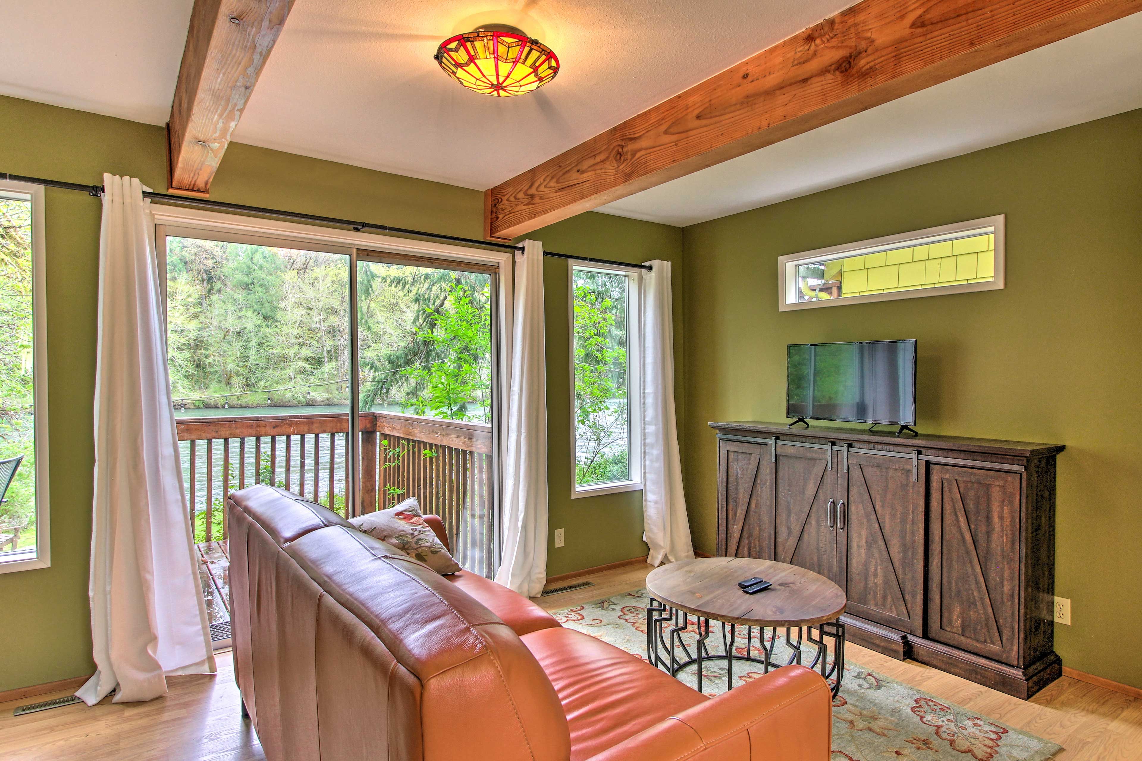 This 800-square-foot cabin offers all the comforts of home!