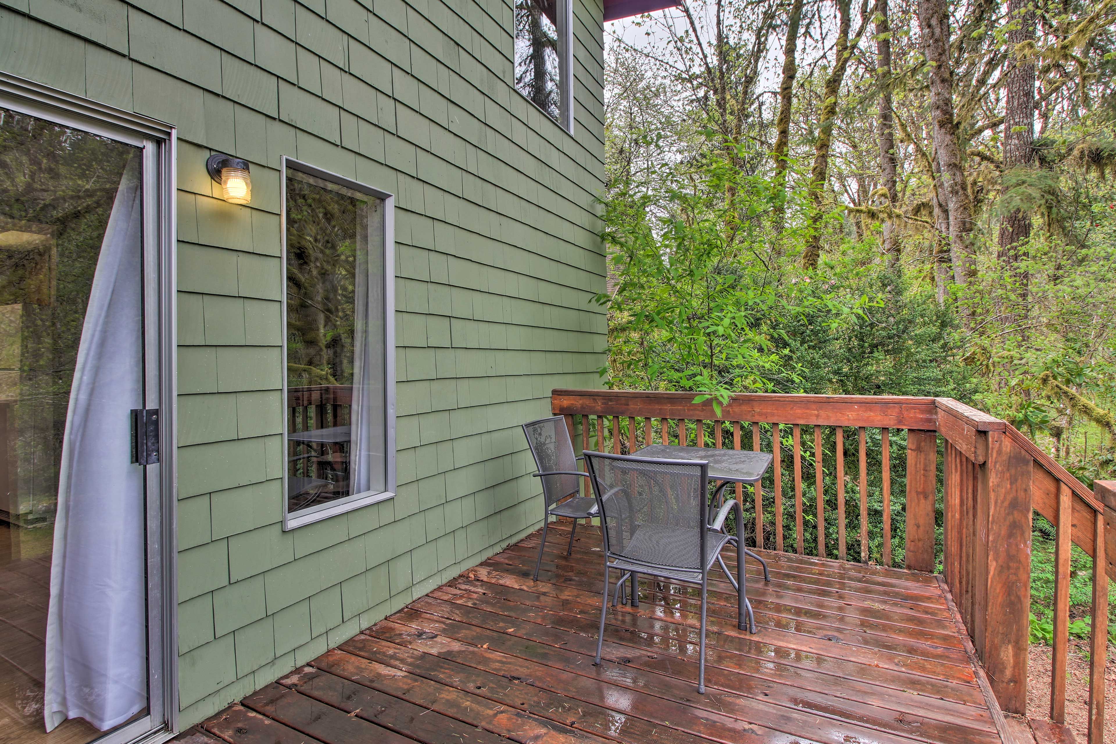 Enjoy al fresco meals on the deck.