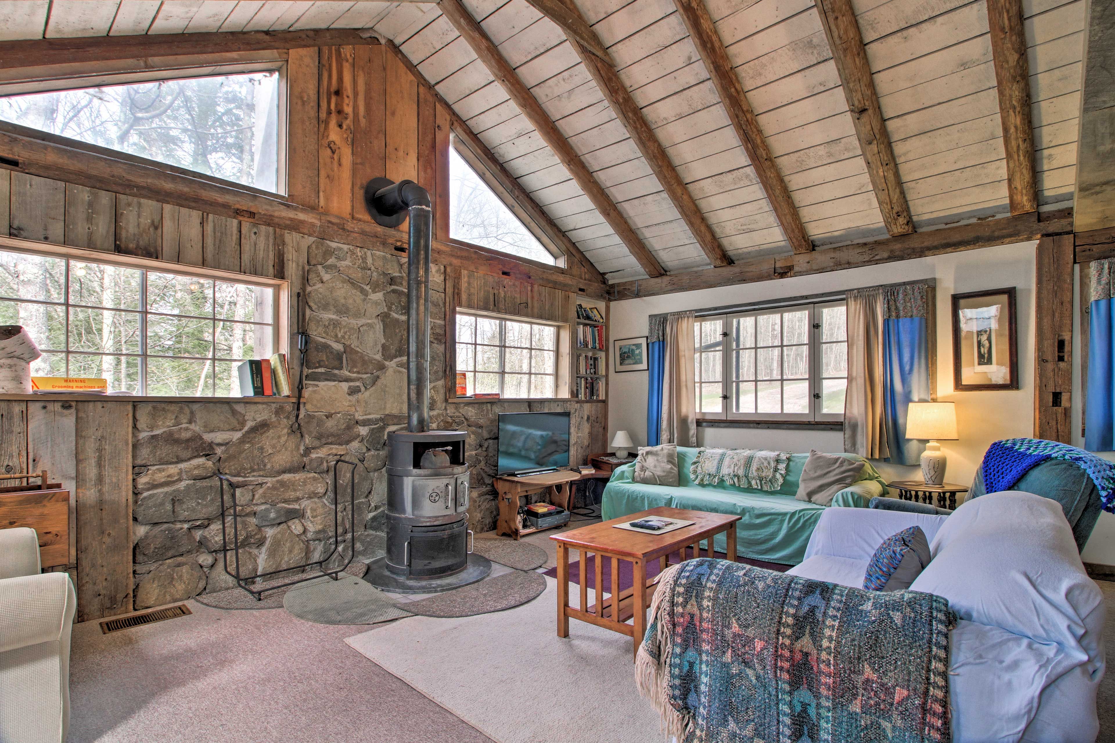 This cozy camp home in Landgrove is the perfect ski trip hideaway!