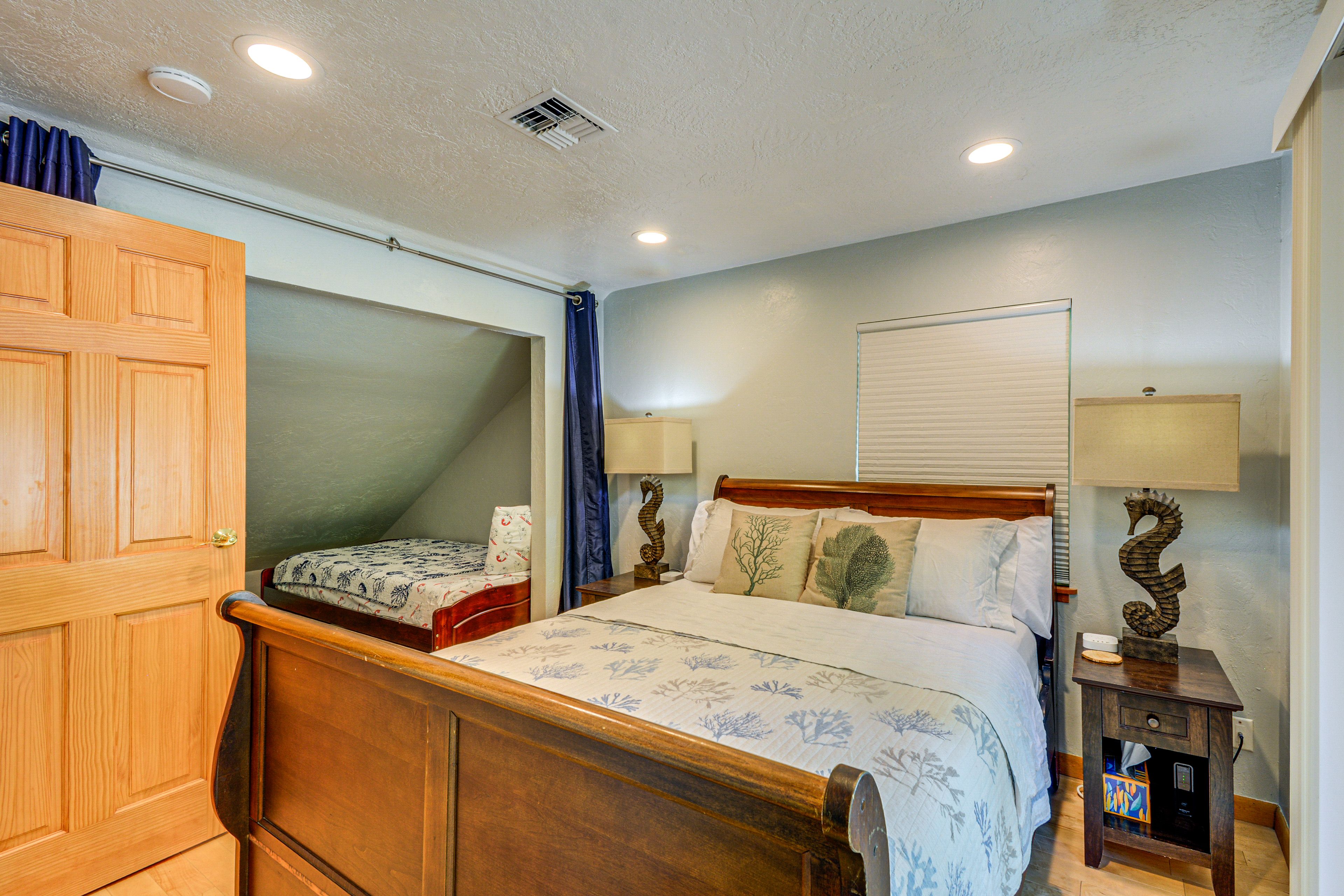 Bedroom 2 | Queen Bed | 2 Twin Beds | 2nd Floor