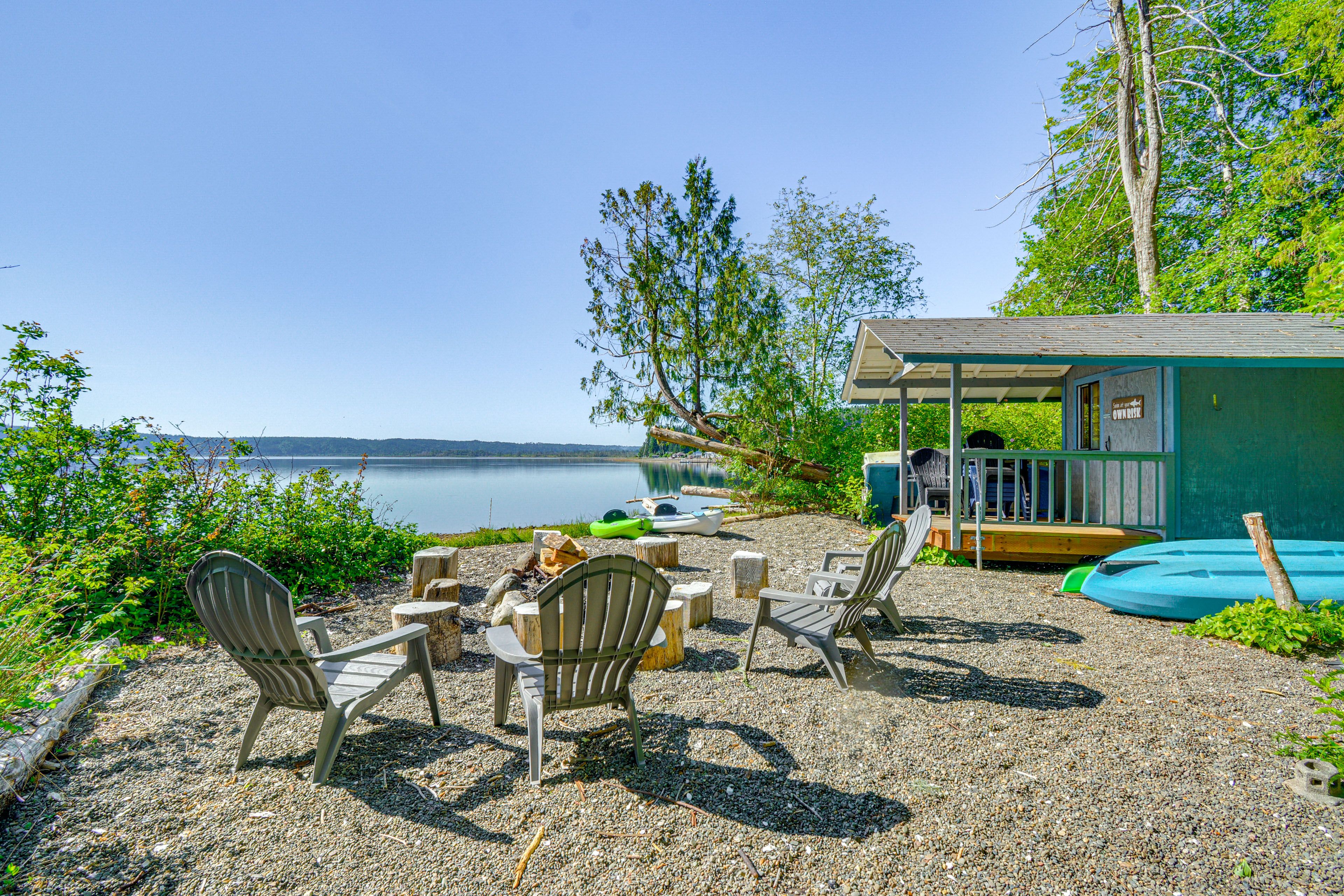 Private Beach | Fire Pit | Kayaks | Picnic Table
