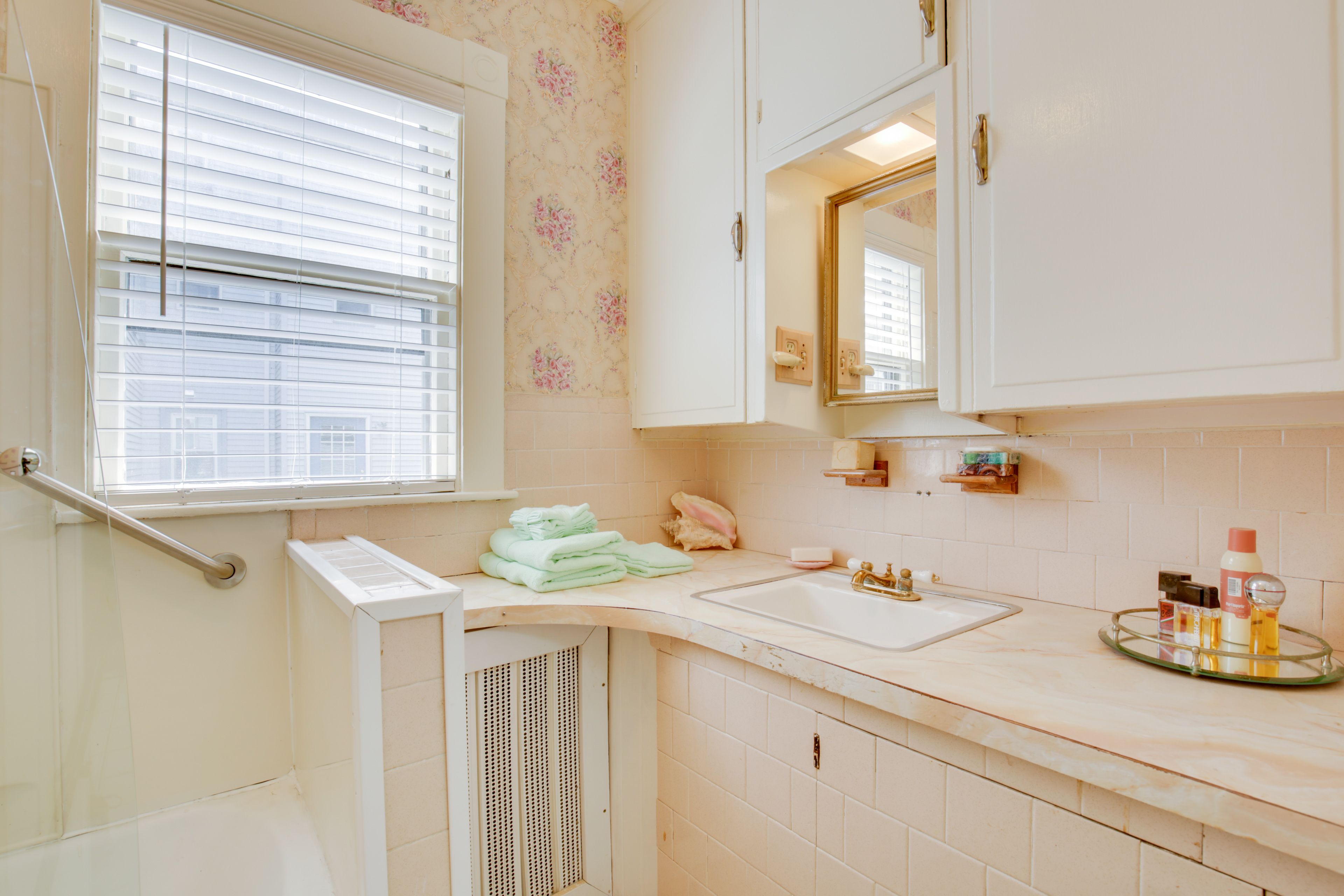 Full Bathroom | Towels & Linens Provided