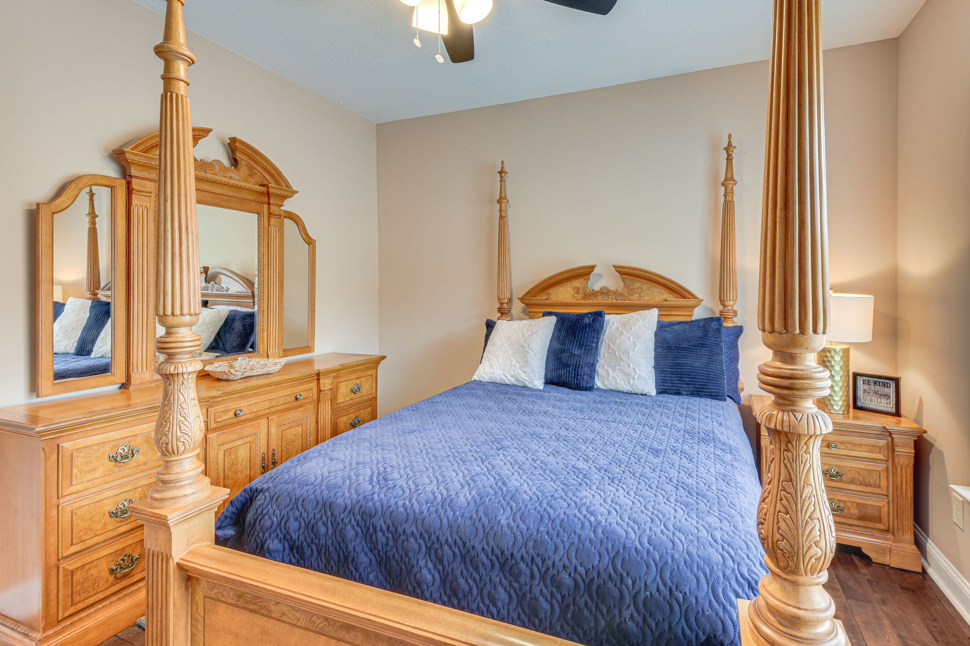 Bedroom 1 | Queen Bed | 1st Floor