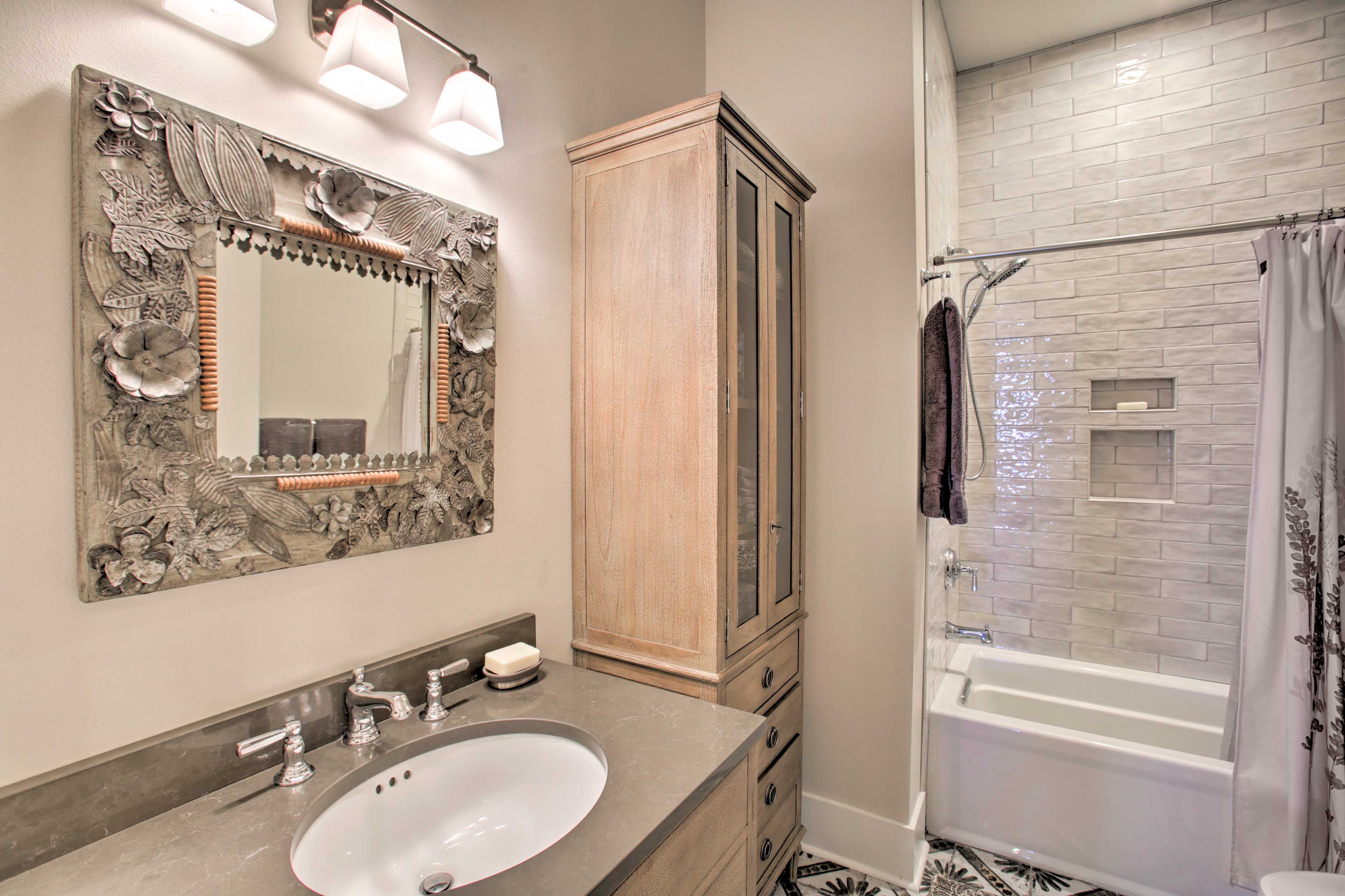 Full Bathroom | Complimentary Toiletries | Hair Dryer