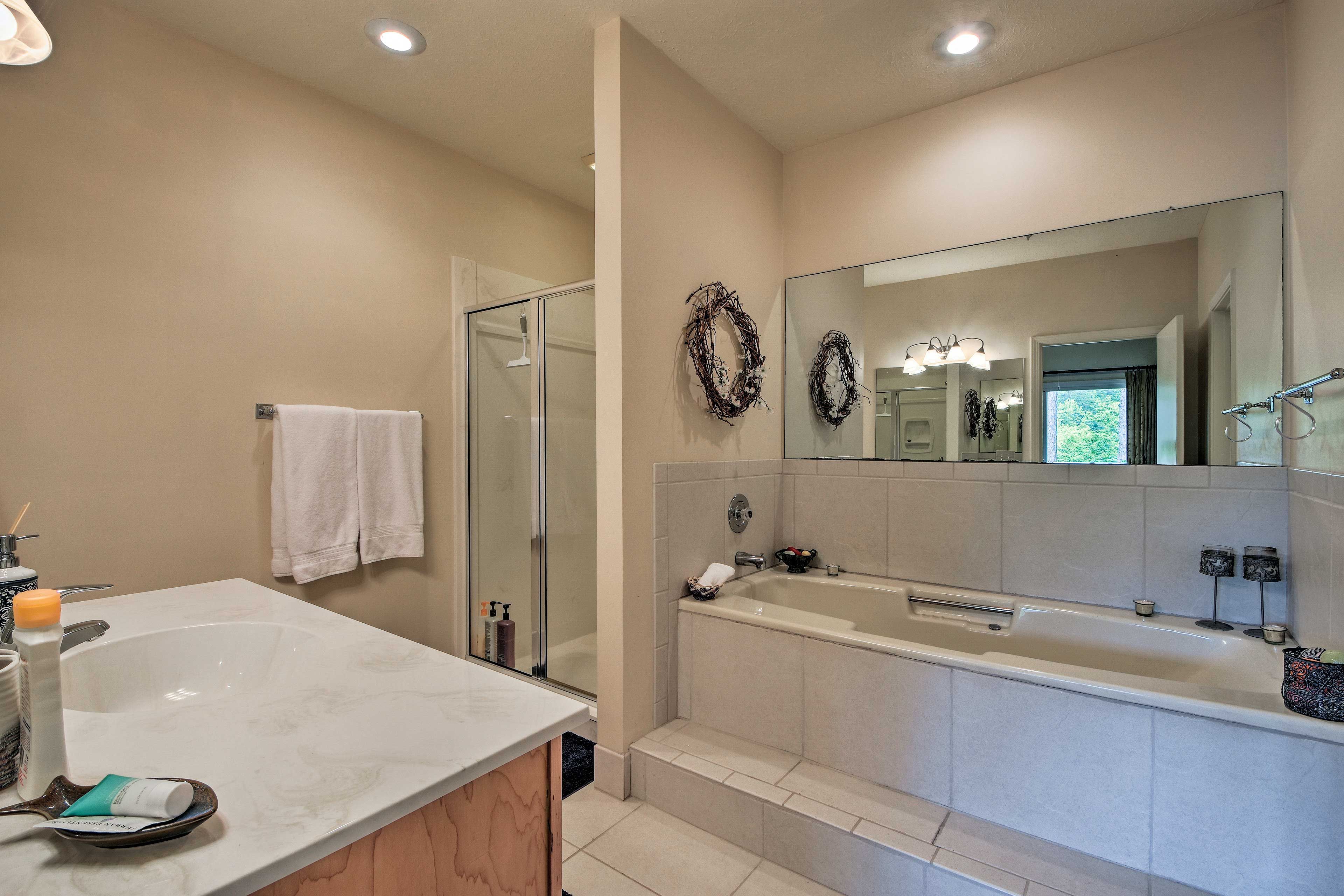 En-Suite Bathroom | Linens & Towels
