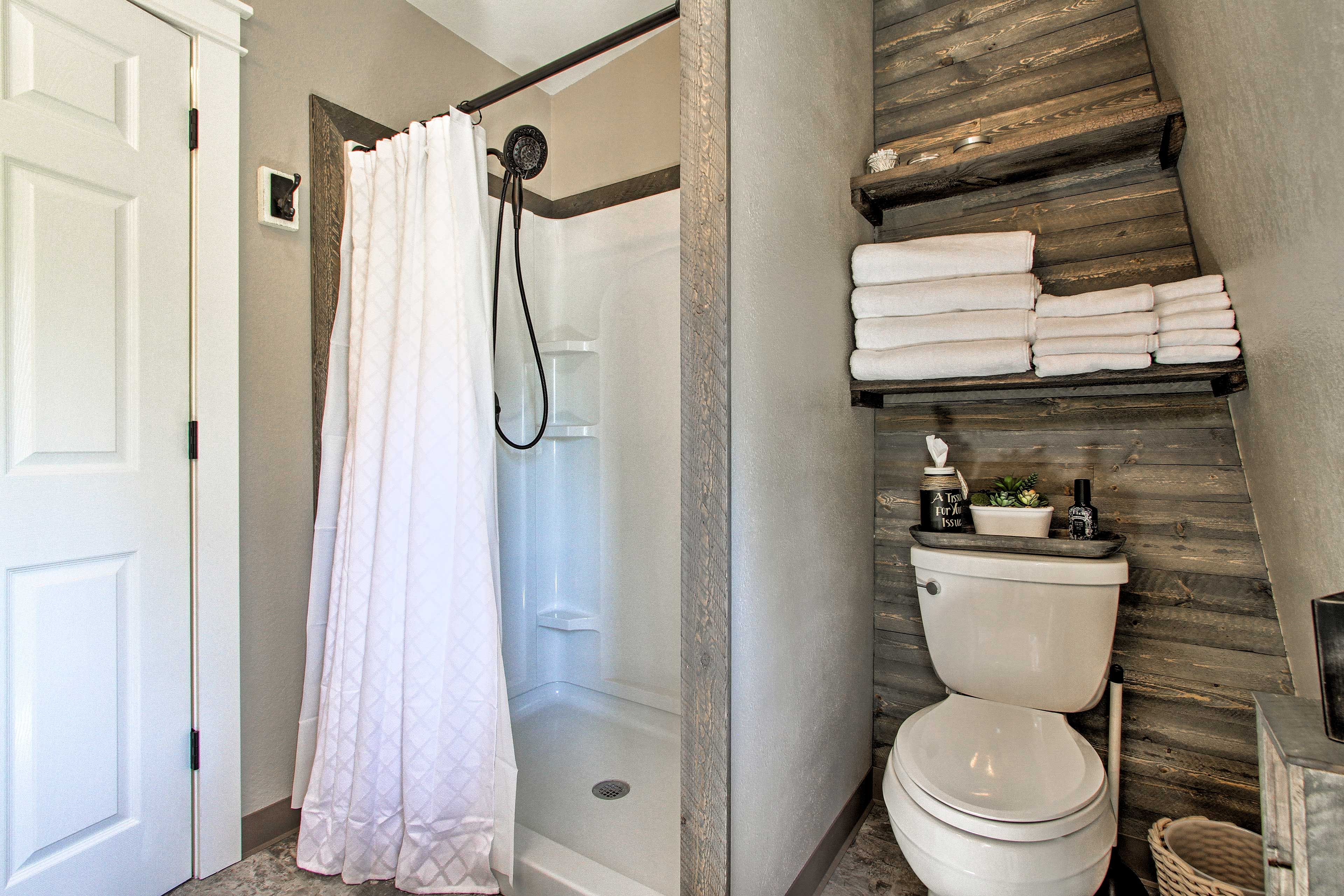 Full Bathroom | Complimentary Toiletries | Hair Dryer