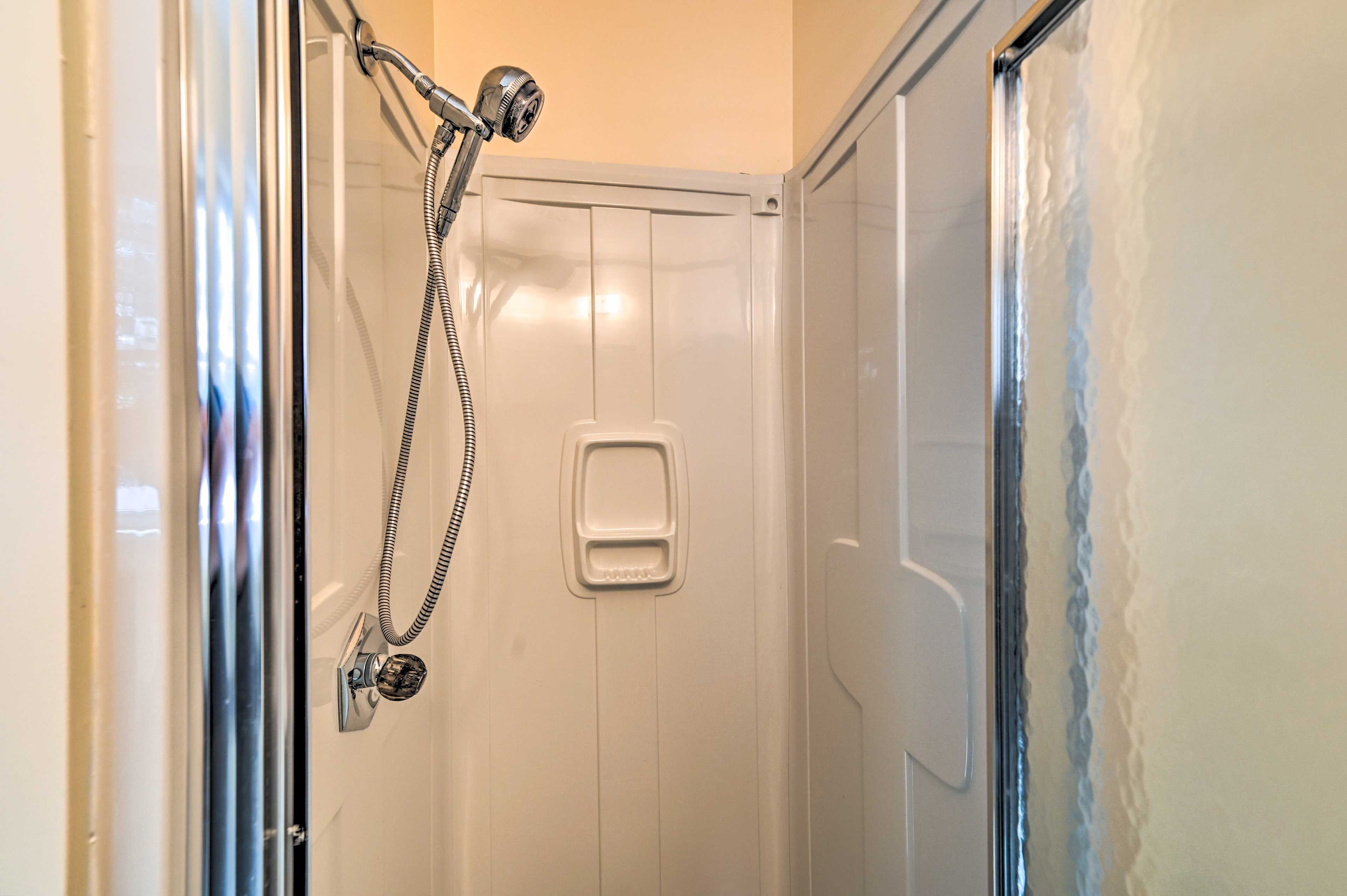 Full Bathroom | Towels Provided
