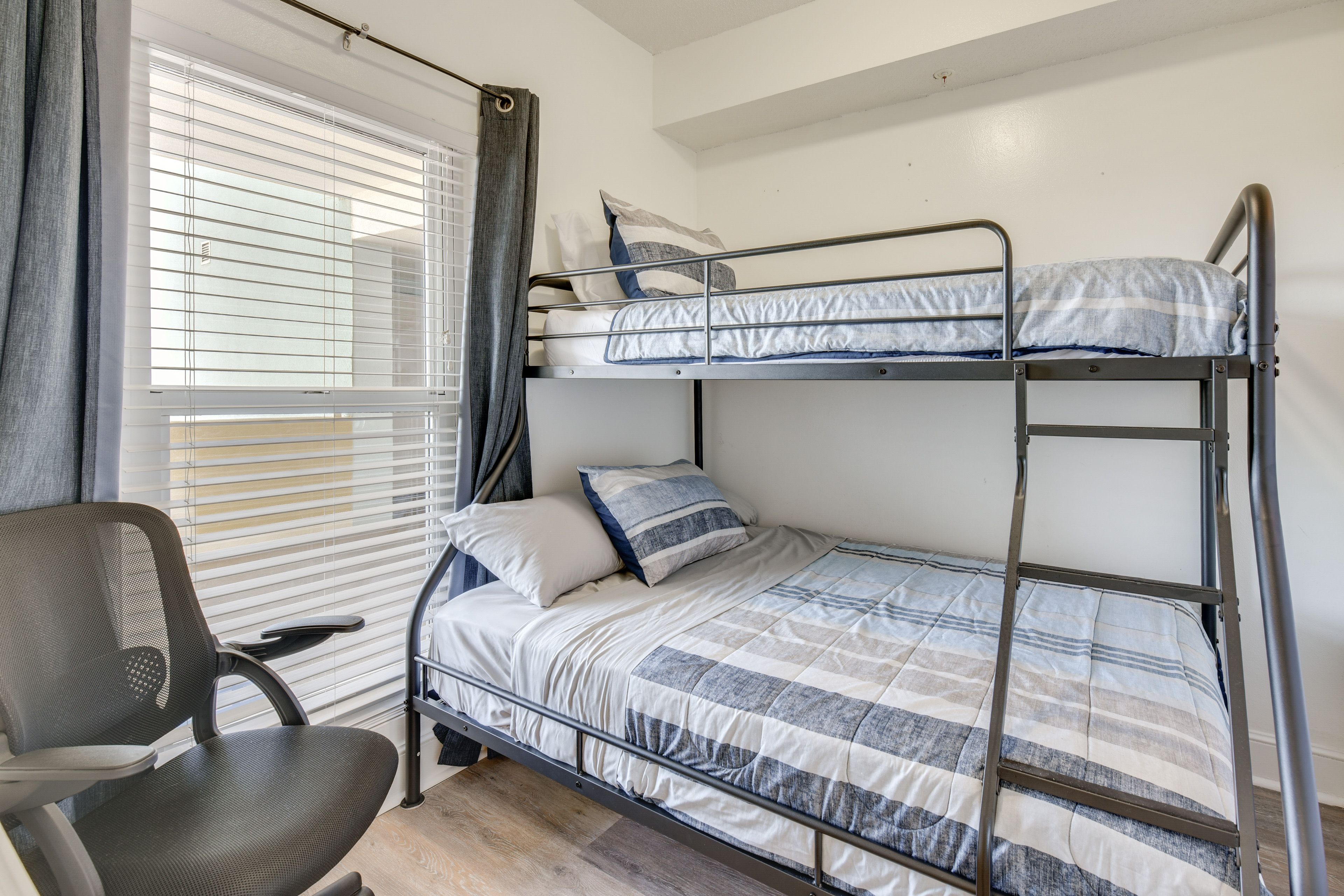 Bedroom 3 | Twin/Full Bunk Bed