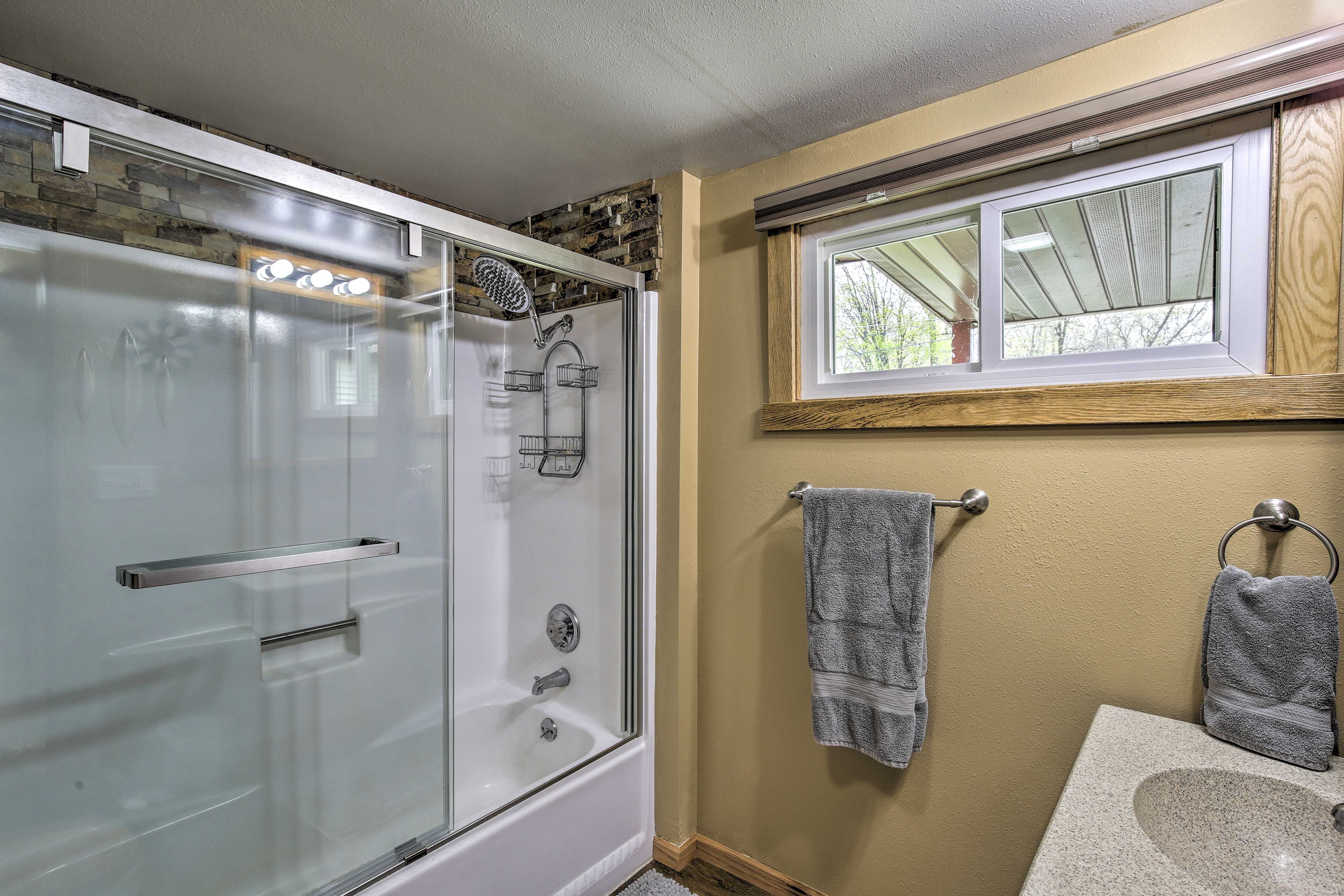 Full Bathroom | Main Level | Towels Provided | Complimentary Toiletries