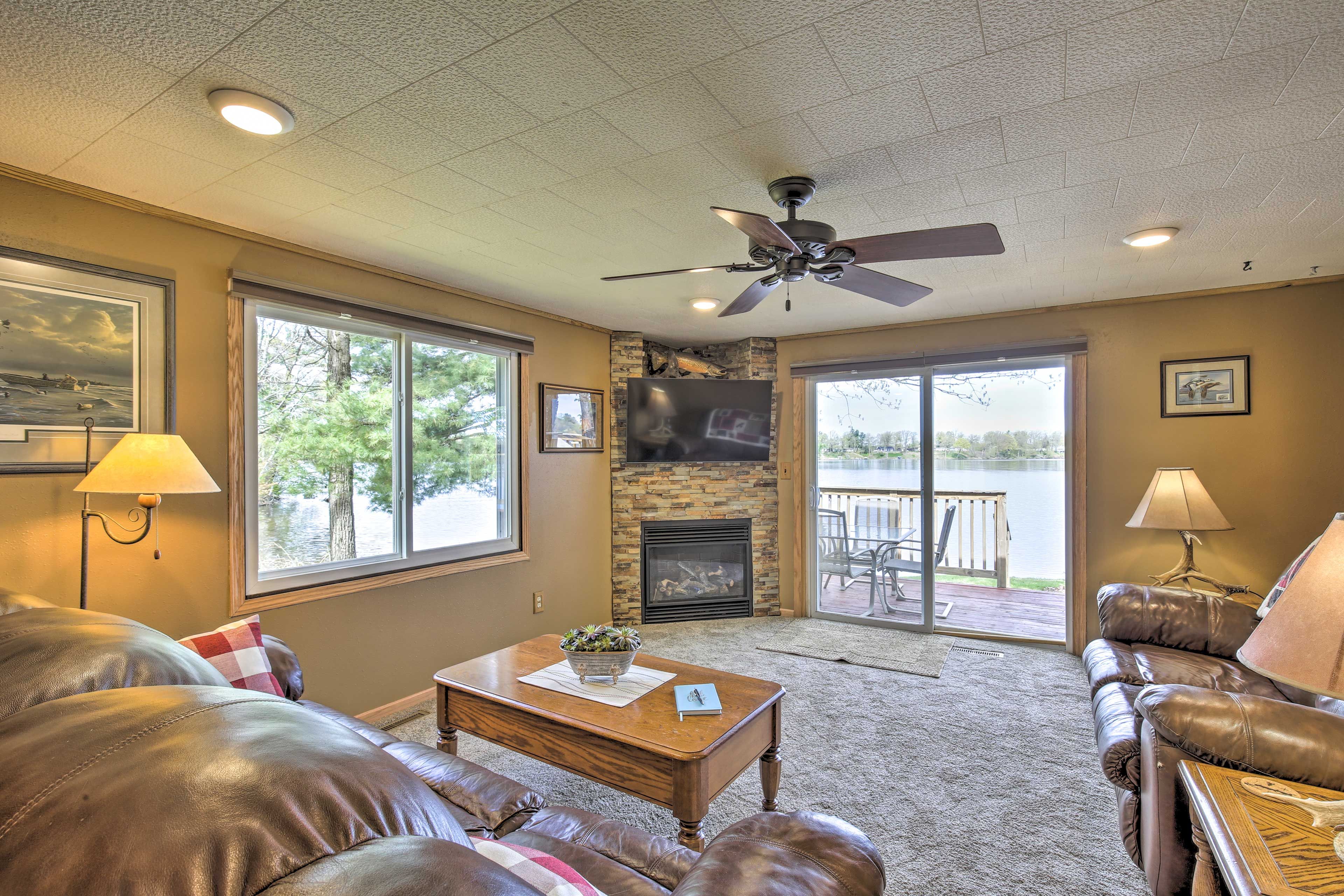 Living Room | Main Level w/ Steps to Enter | Free WiFi | Gas Fireplace