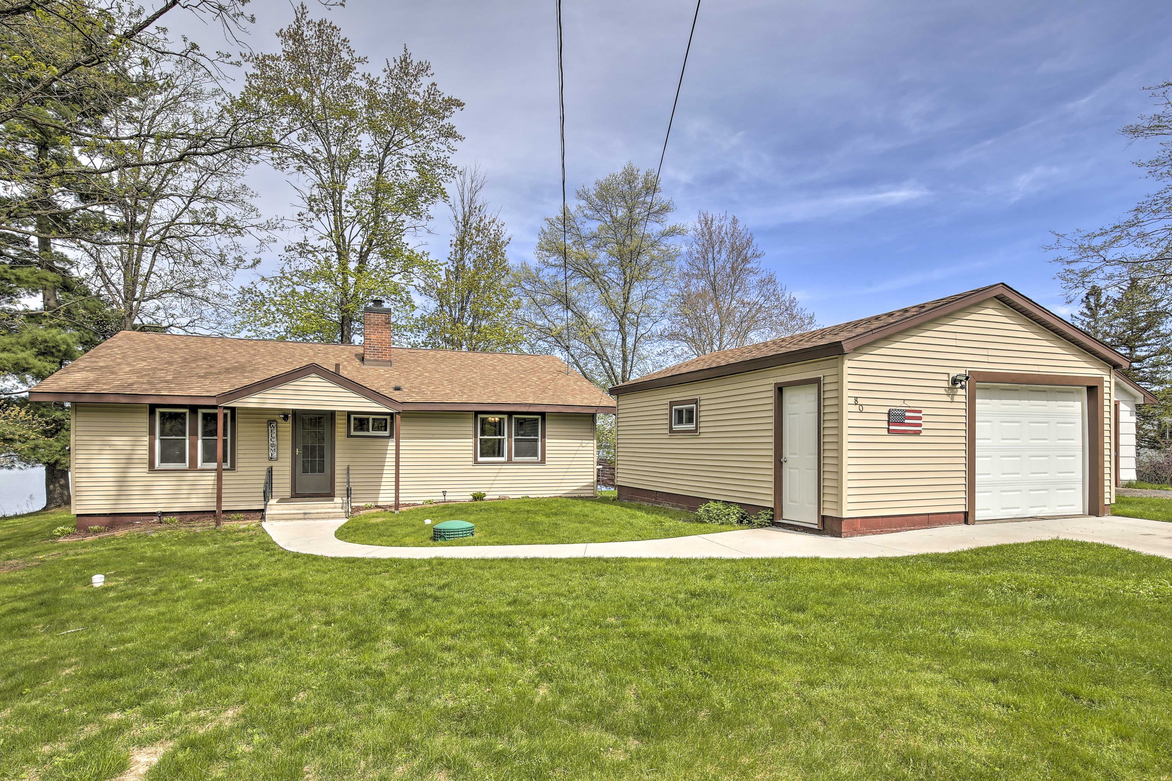Garage (1 Vehicle) | Driveway (2 Vehicles) | Trailer Parking