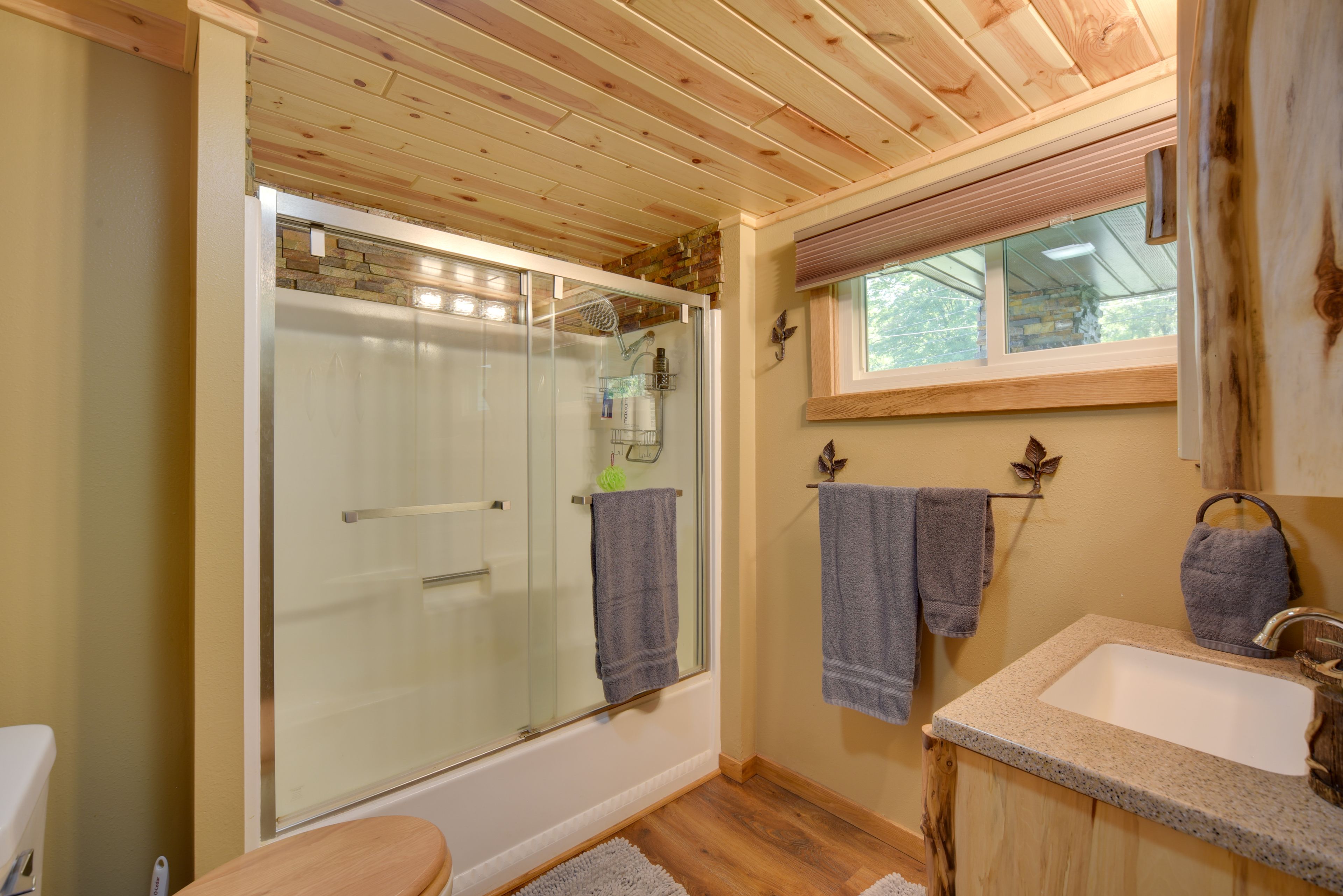 Full Bathroom | Main Level | Towels Provided | Complimentary Toiletries