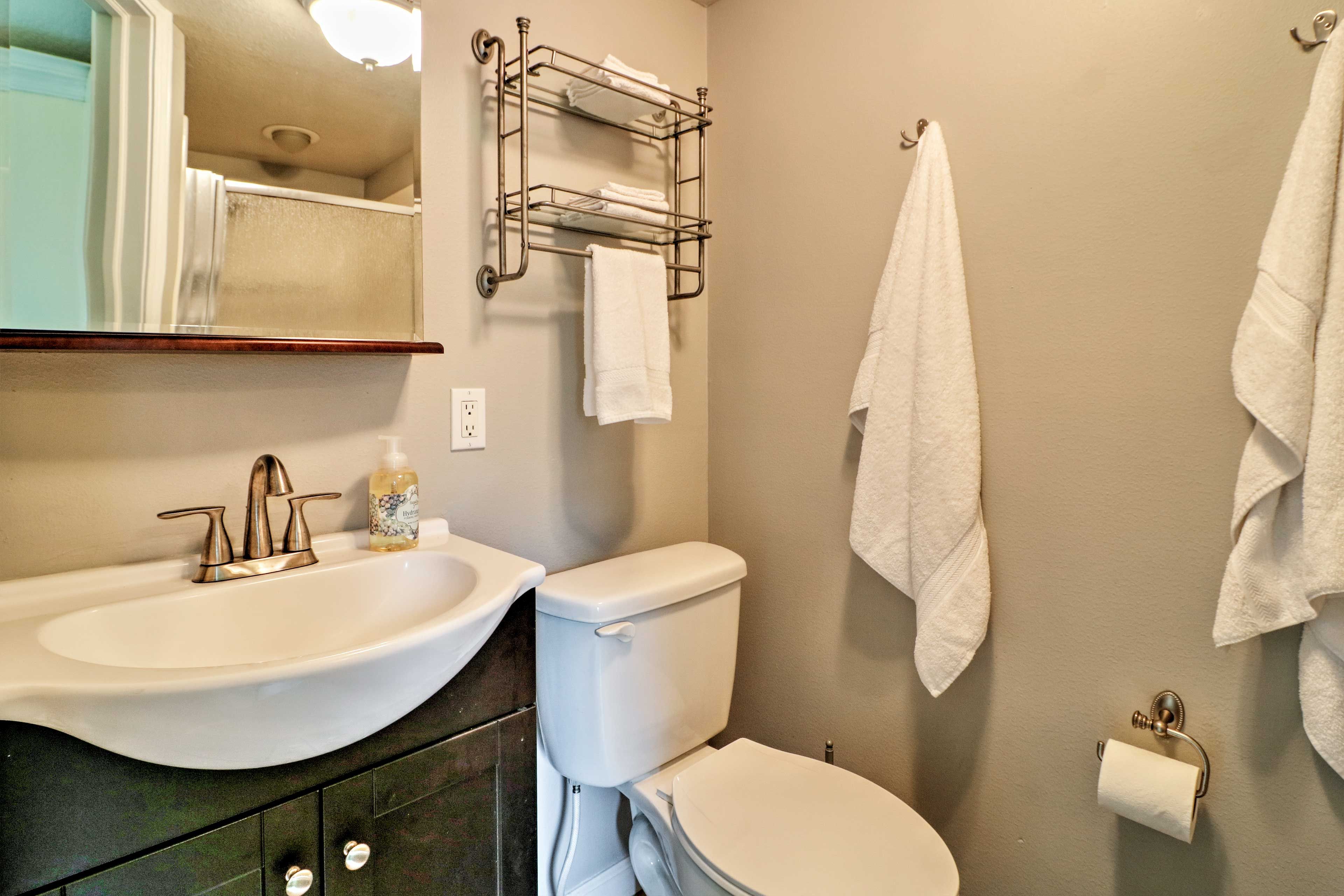 Full Bathroom | Towels Provided
