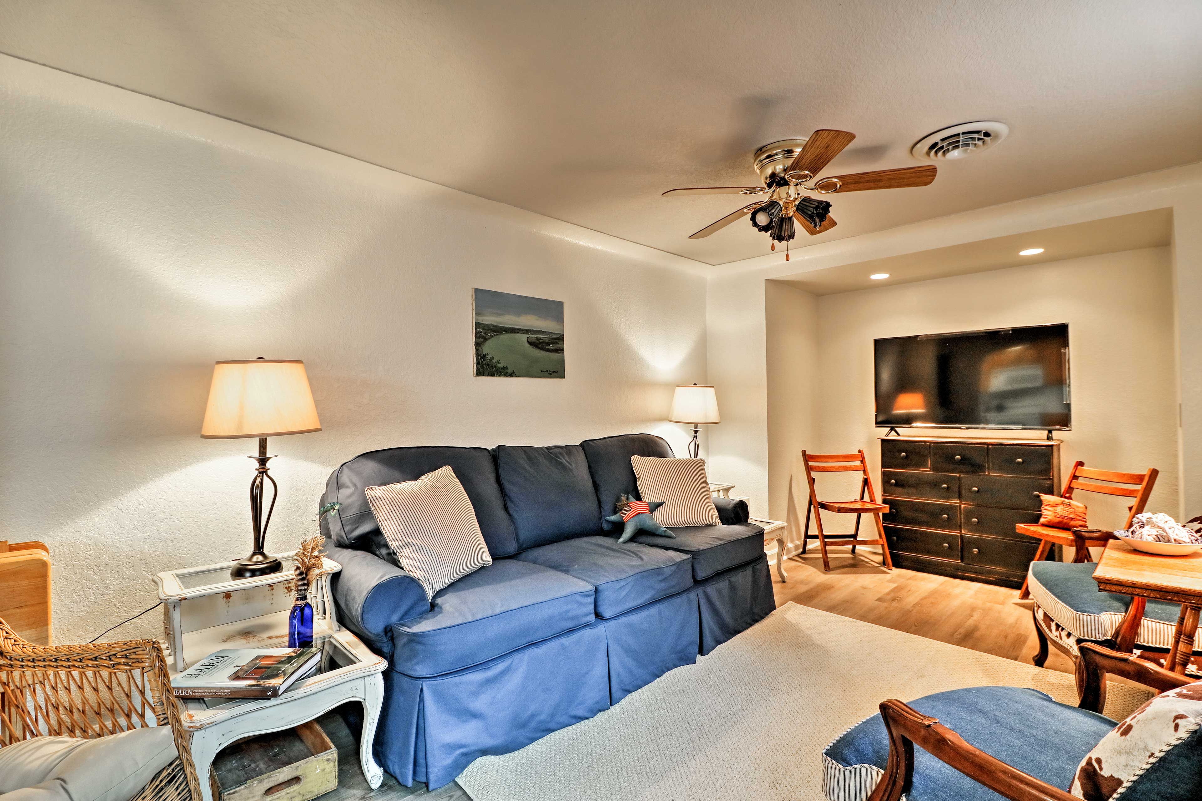 Living Room | Free WiFi | Central A/C | Smart TV