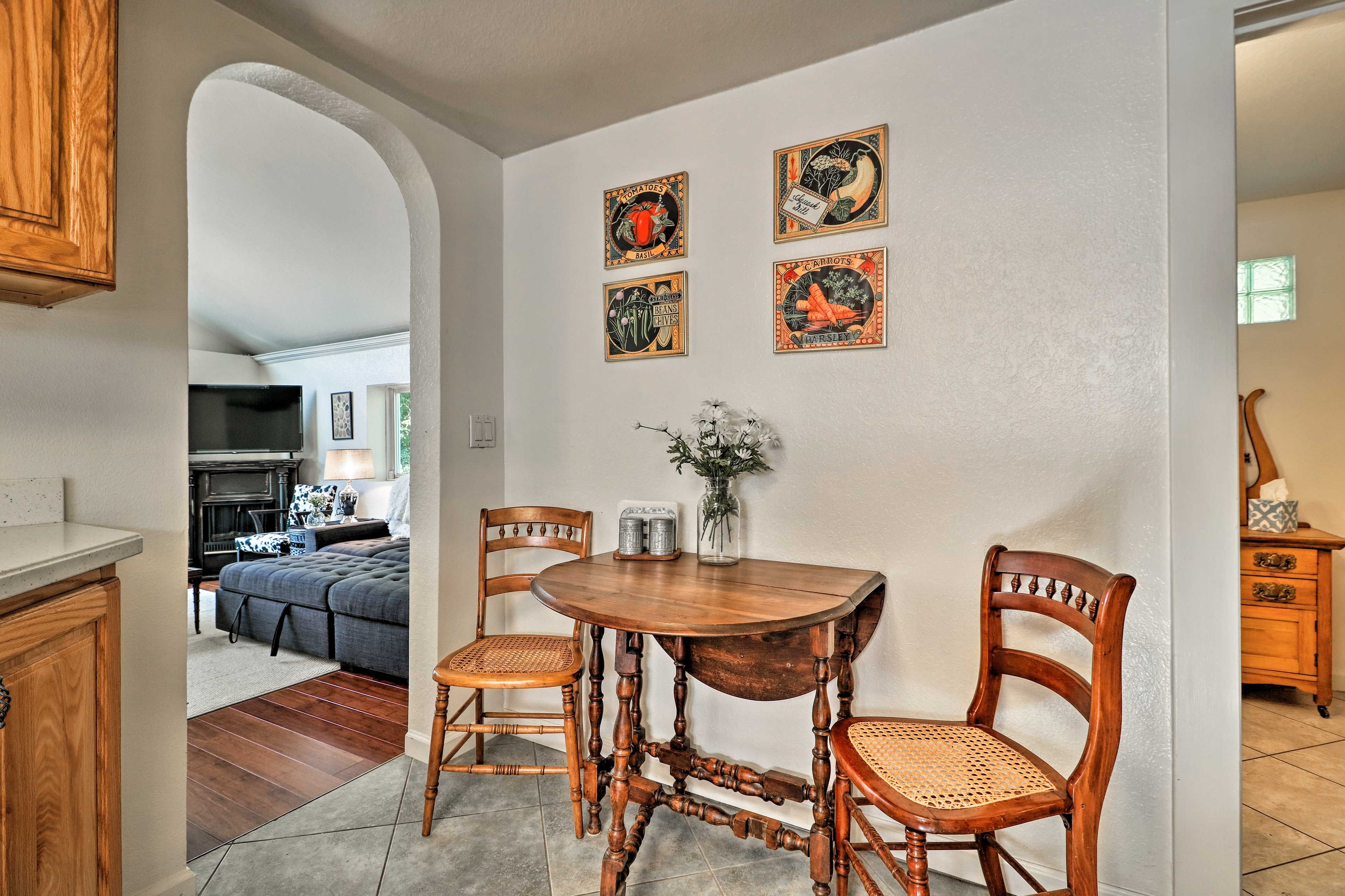 Dining Area | Dishware/Flatware Provided