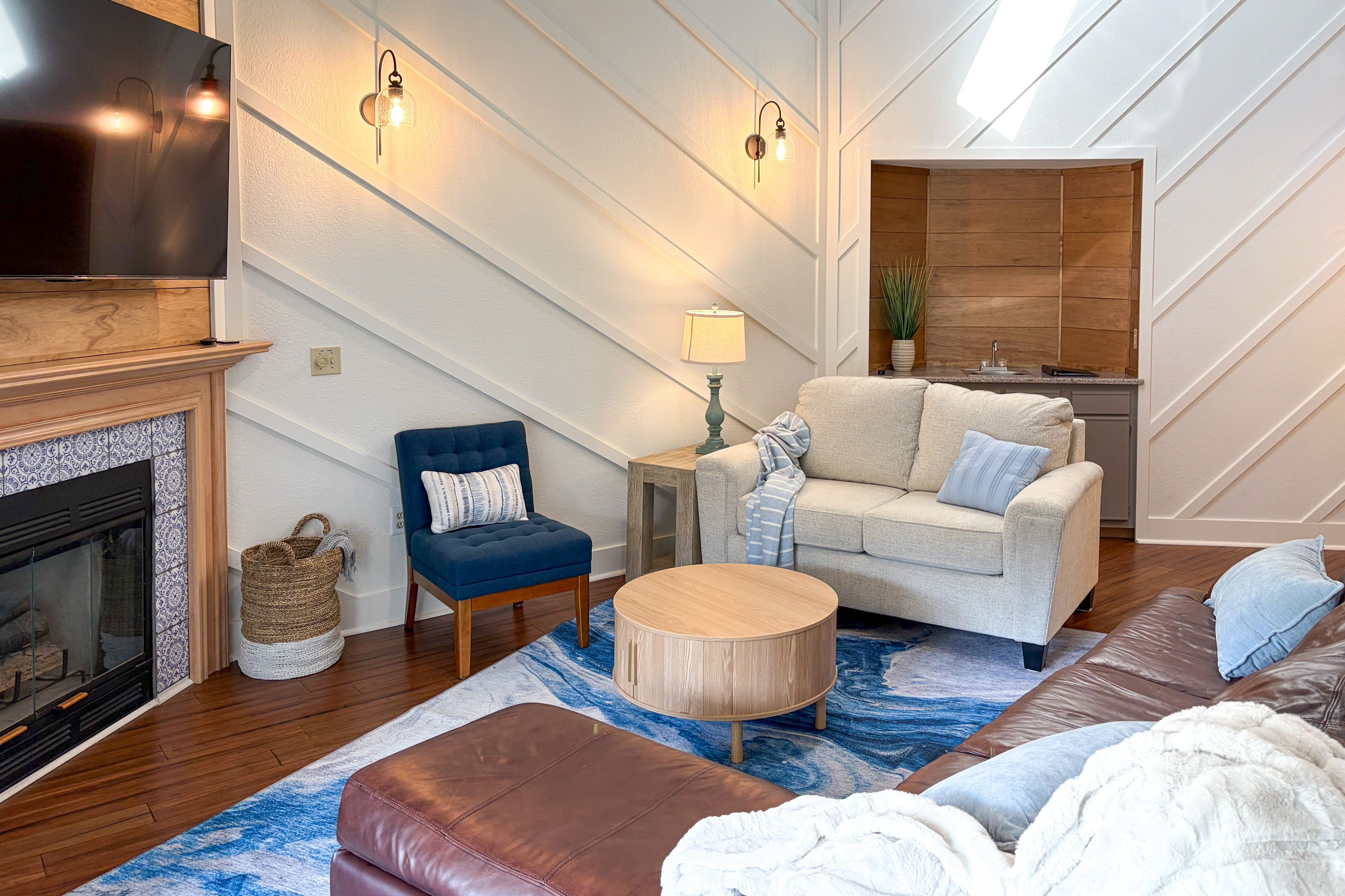 Living Room | 1st Floor | Free WiFi | Cable TV | Central A/C & Heating