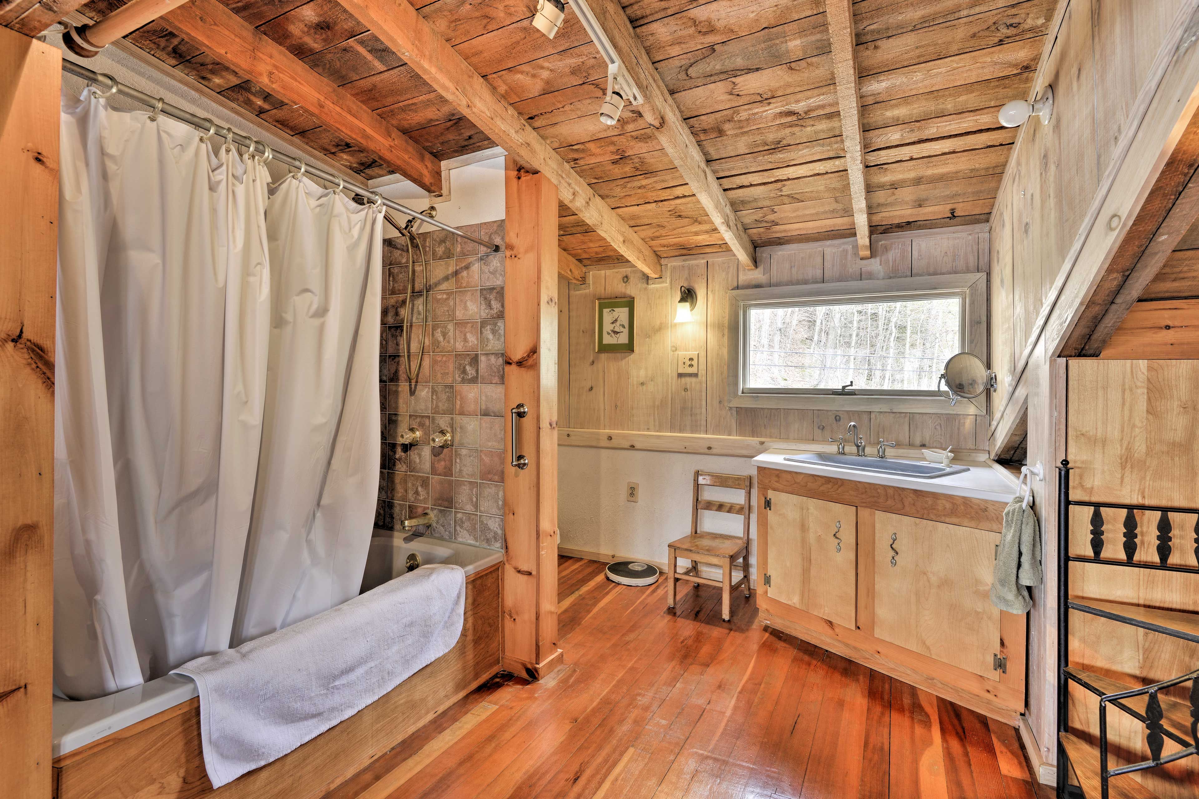 Full Bathroom | Towels & Linens Provided