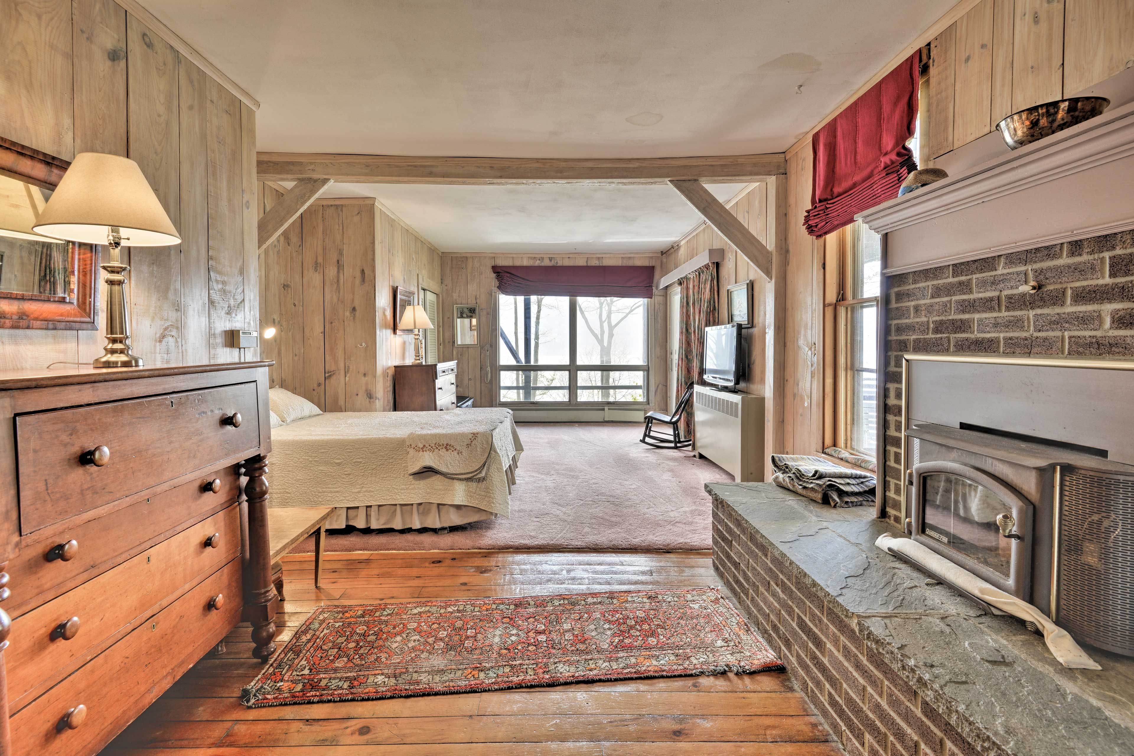 Bedroom 1 | Queen Bed | En-Suite Bathroom