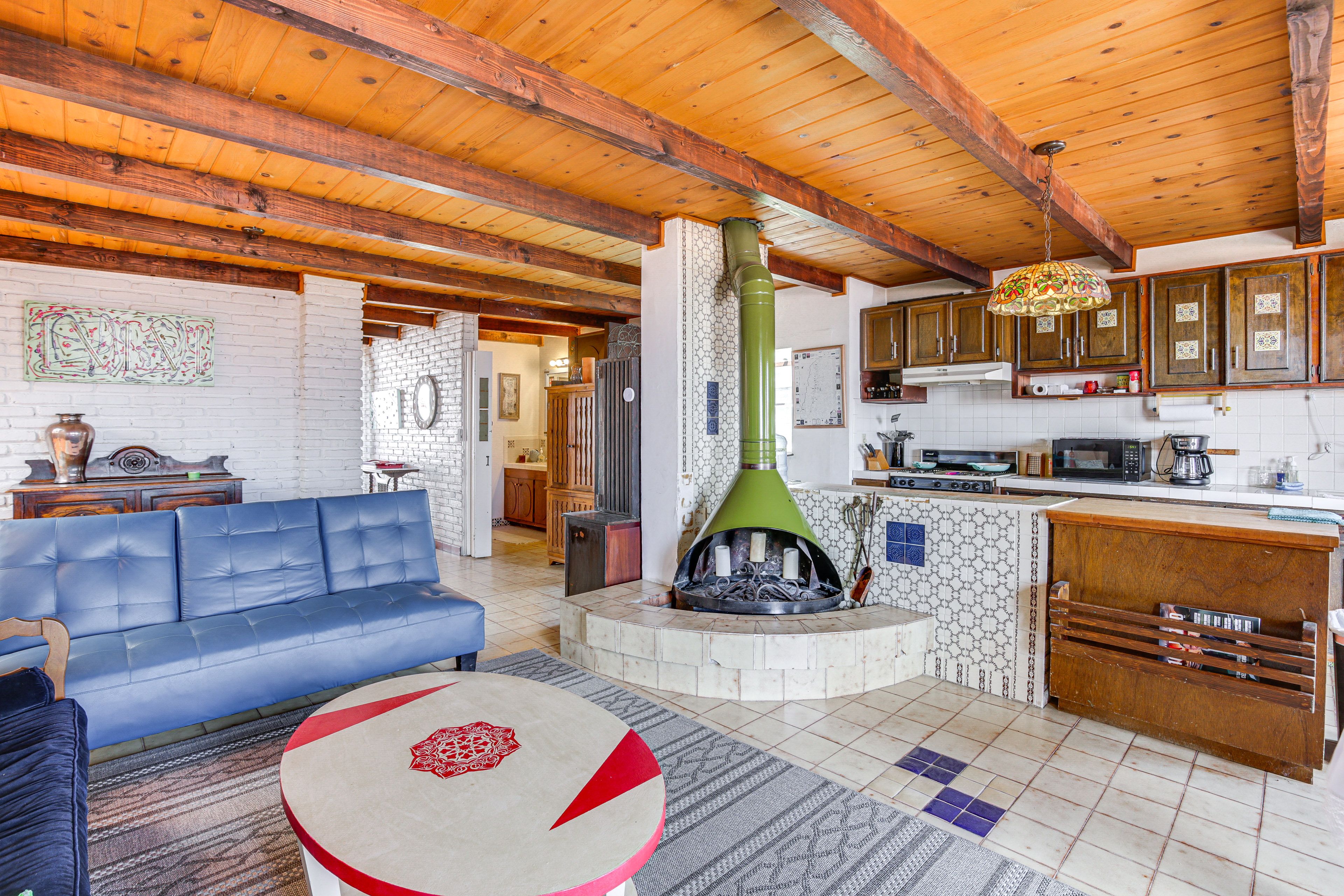 Living Room | Sleeper Sofa | Fireplace | Free WiFi