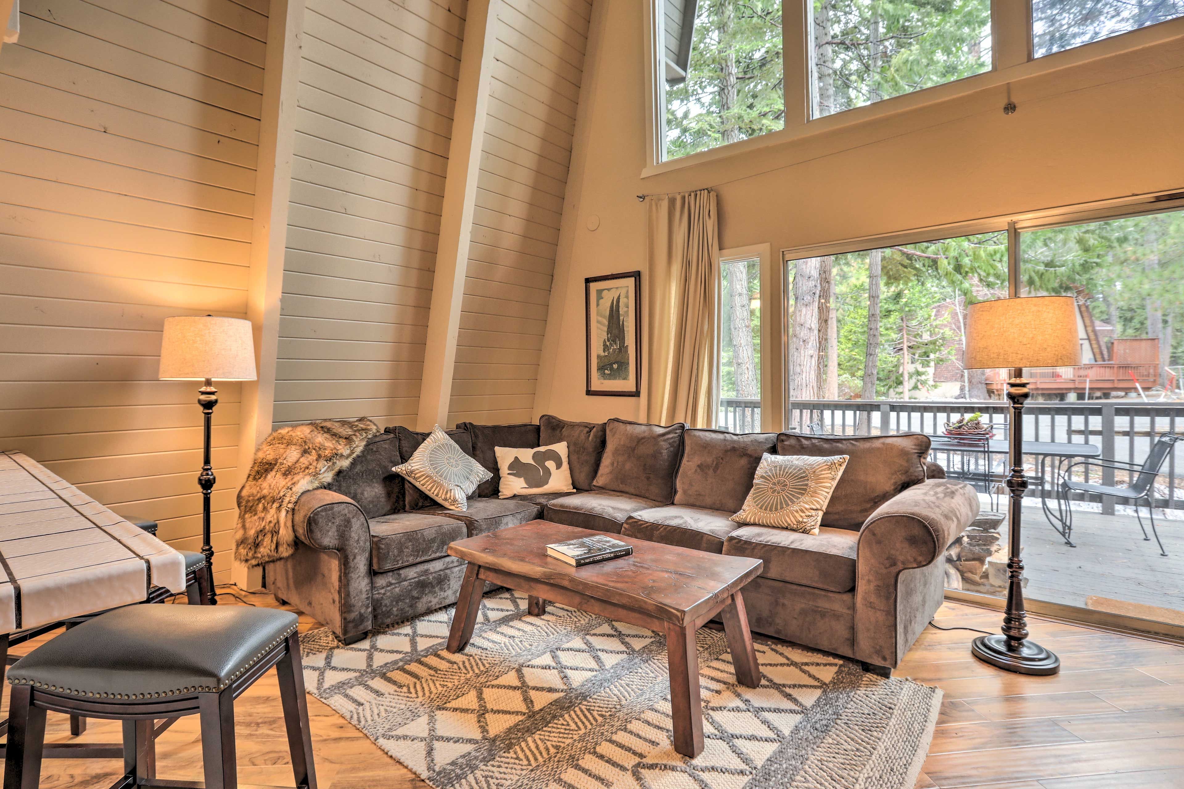 Living Room | Fireplace | Free WiFi | Picture Windows