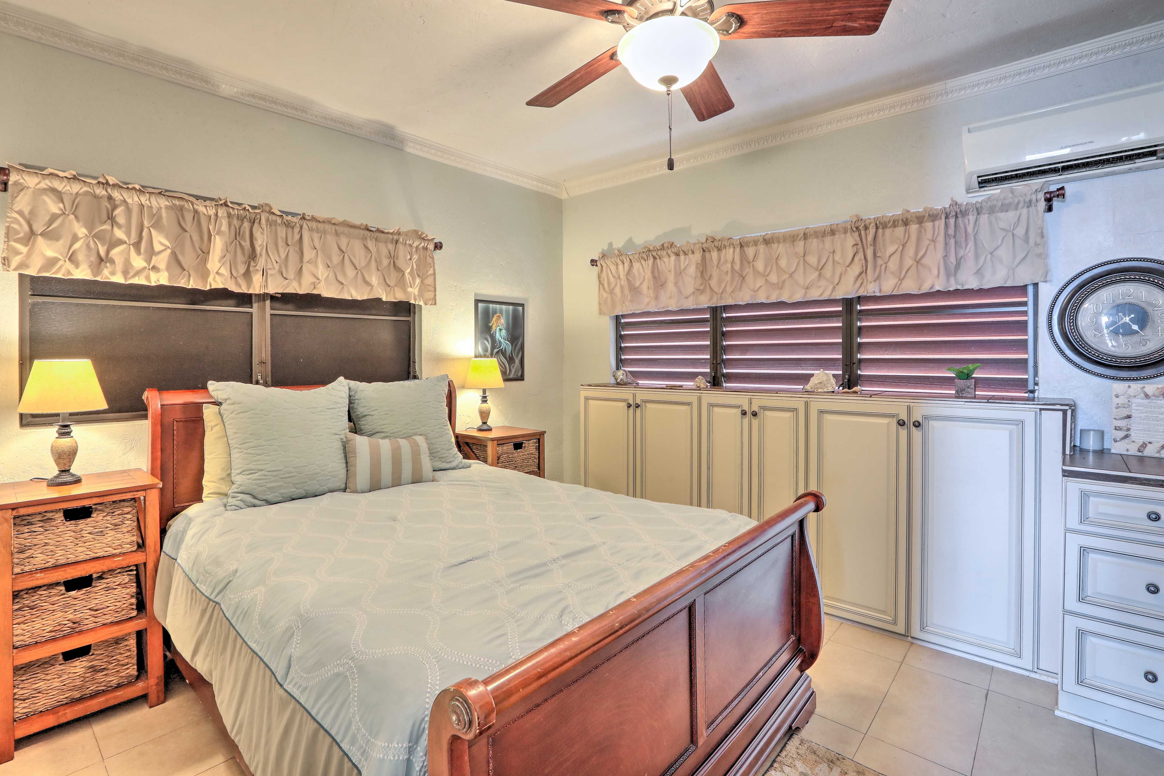 Studio | Queen Bed