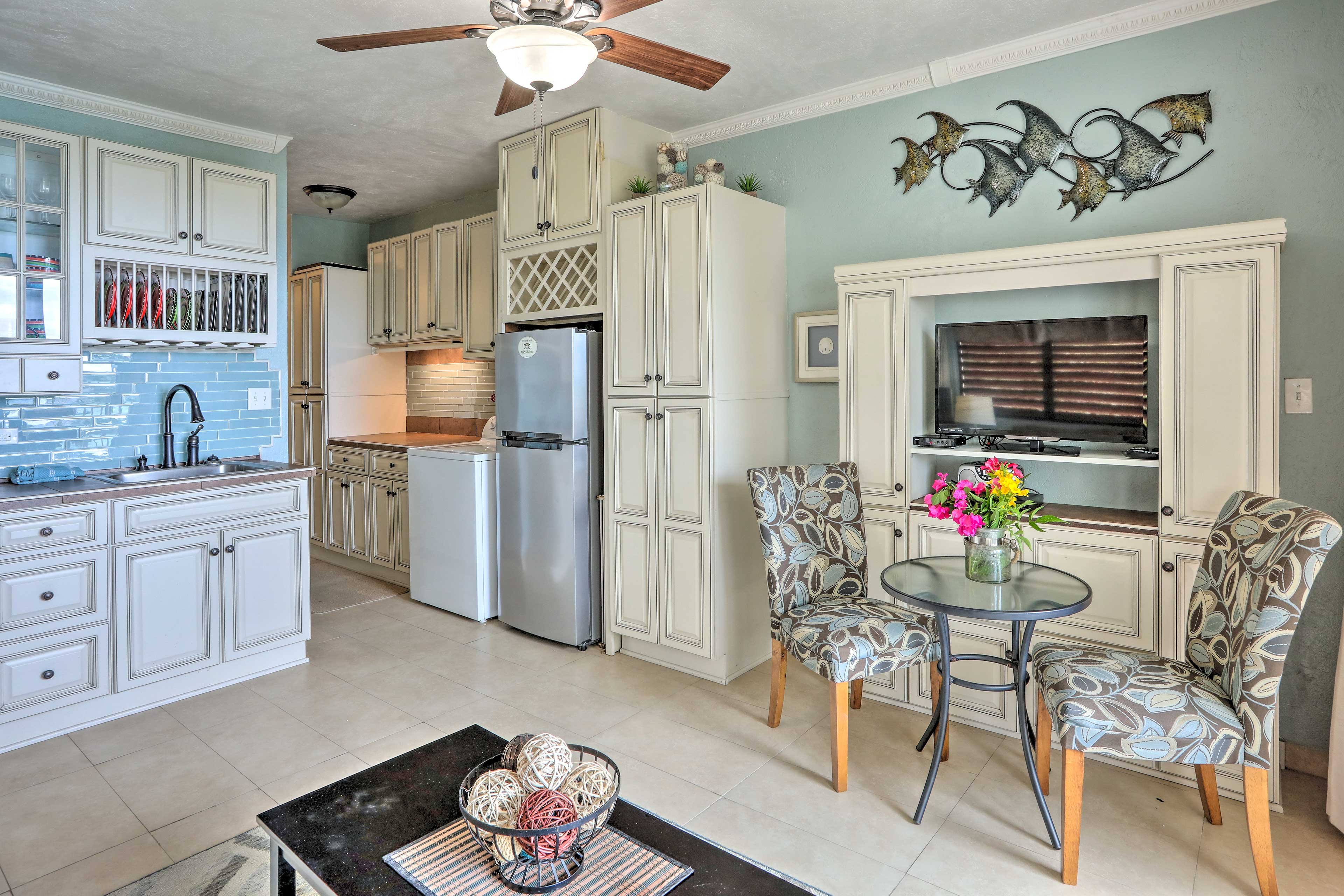 Dining Area | Dishes & Flatware Provided