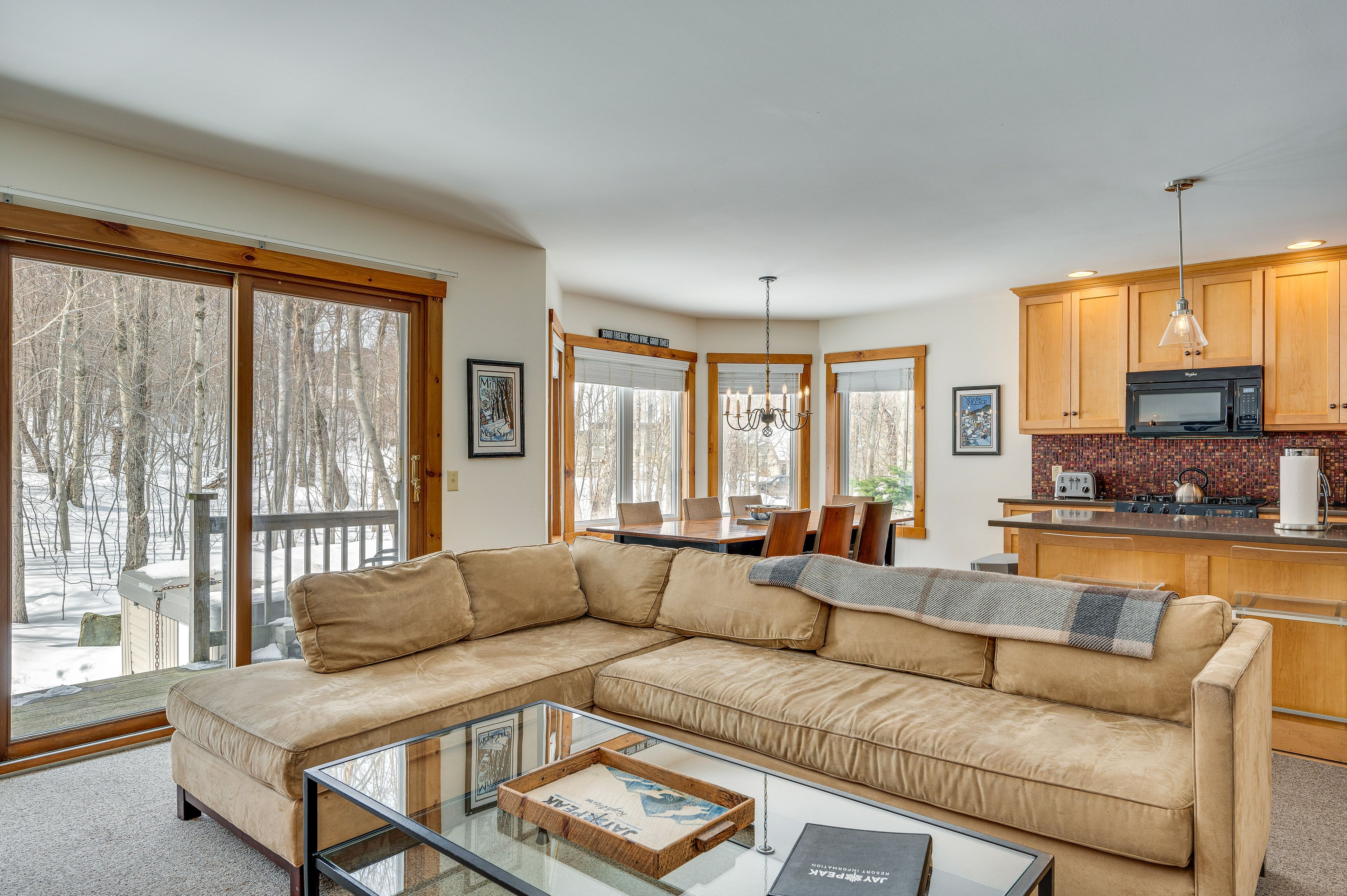Living Room | Queen Sleeper Sofa | Gas Fireplace | Free WiFi