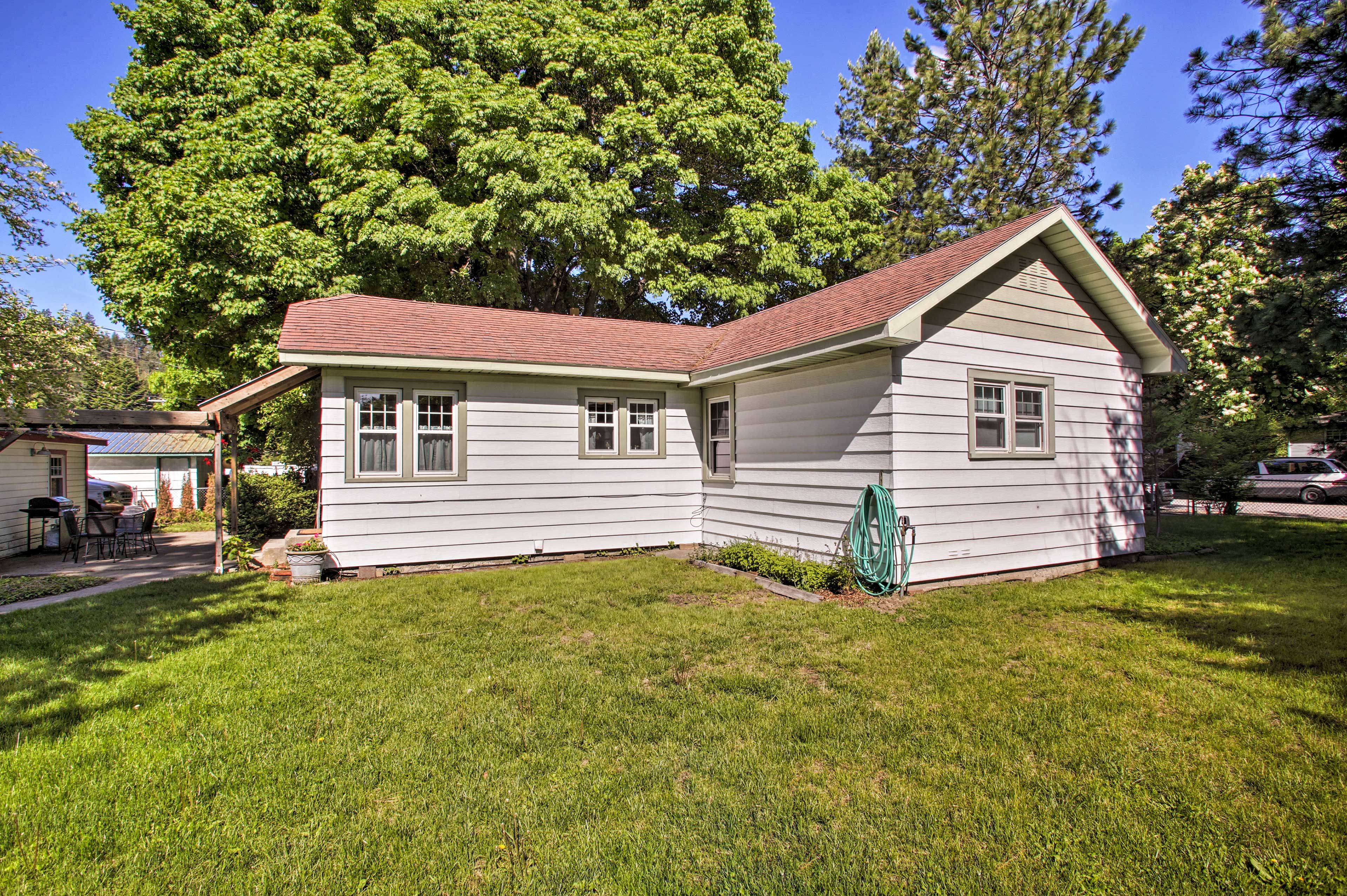 Enjoy outdoor activities in the fenced-in yard!
