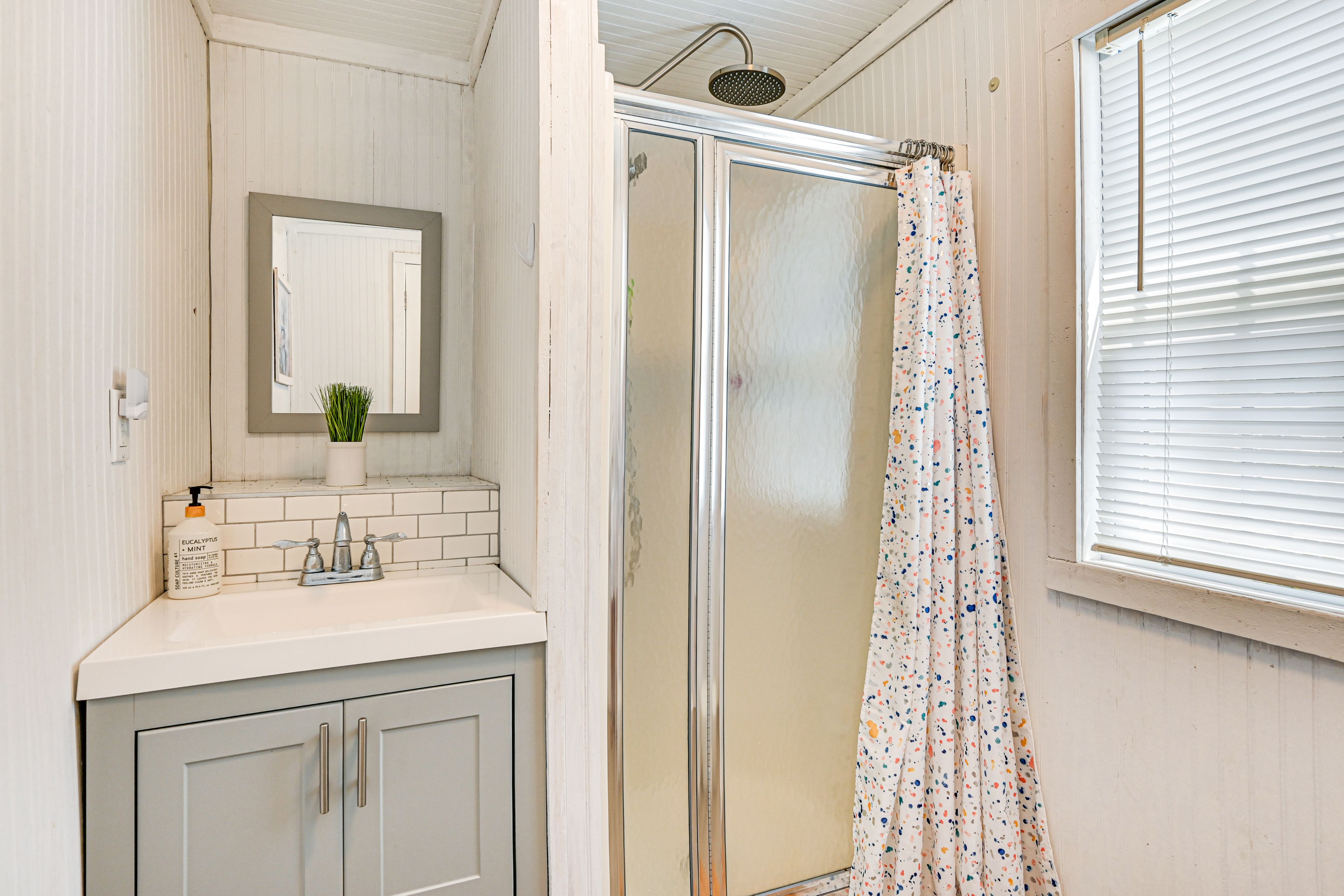Full Bathroom | Towels Provided