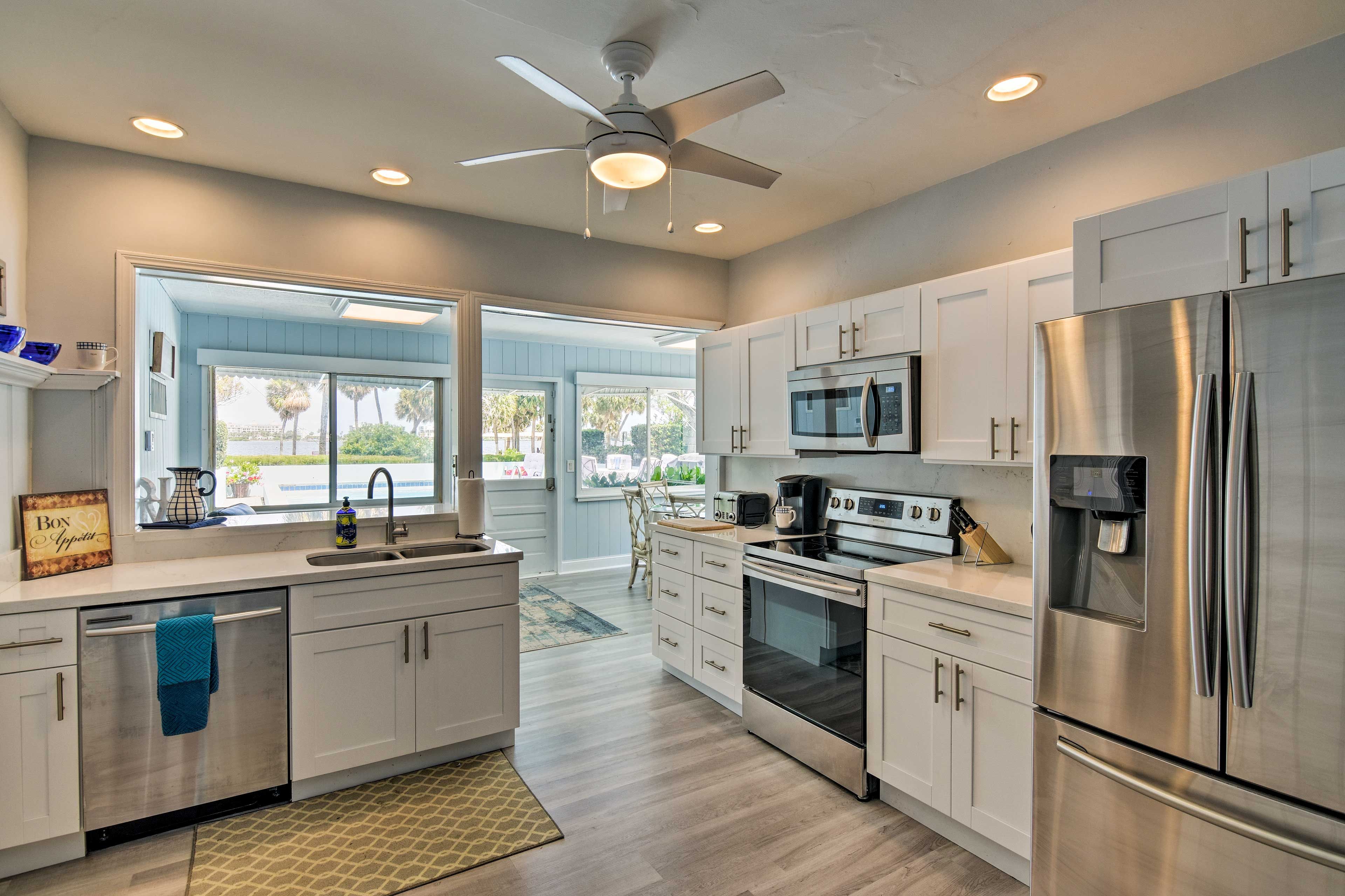 The fully equipped kitchen has everything you need.