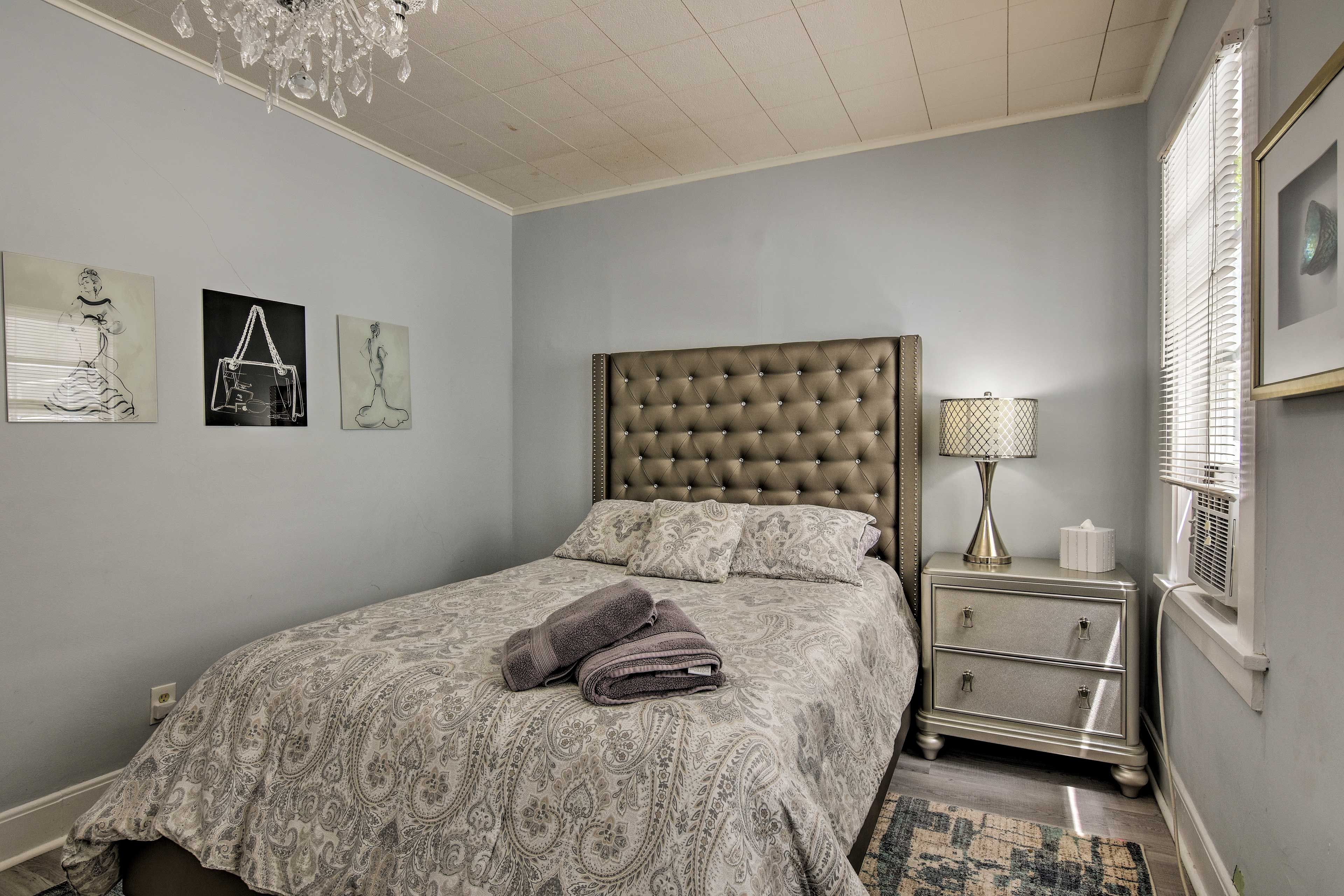 The room includes a queen bed.