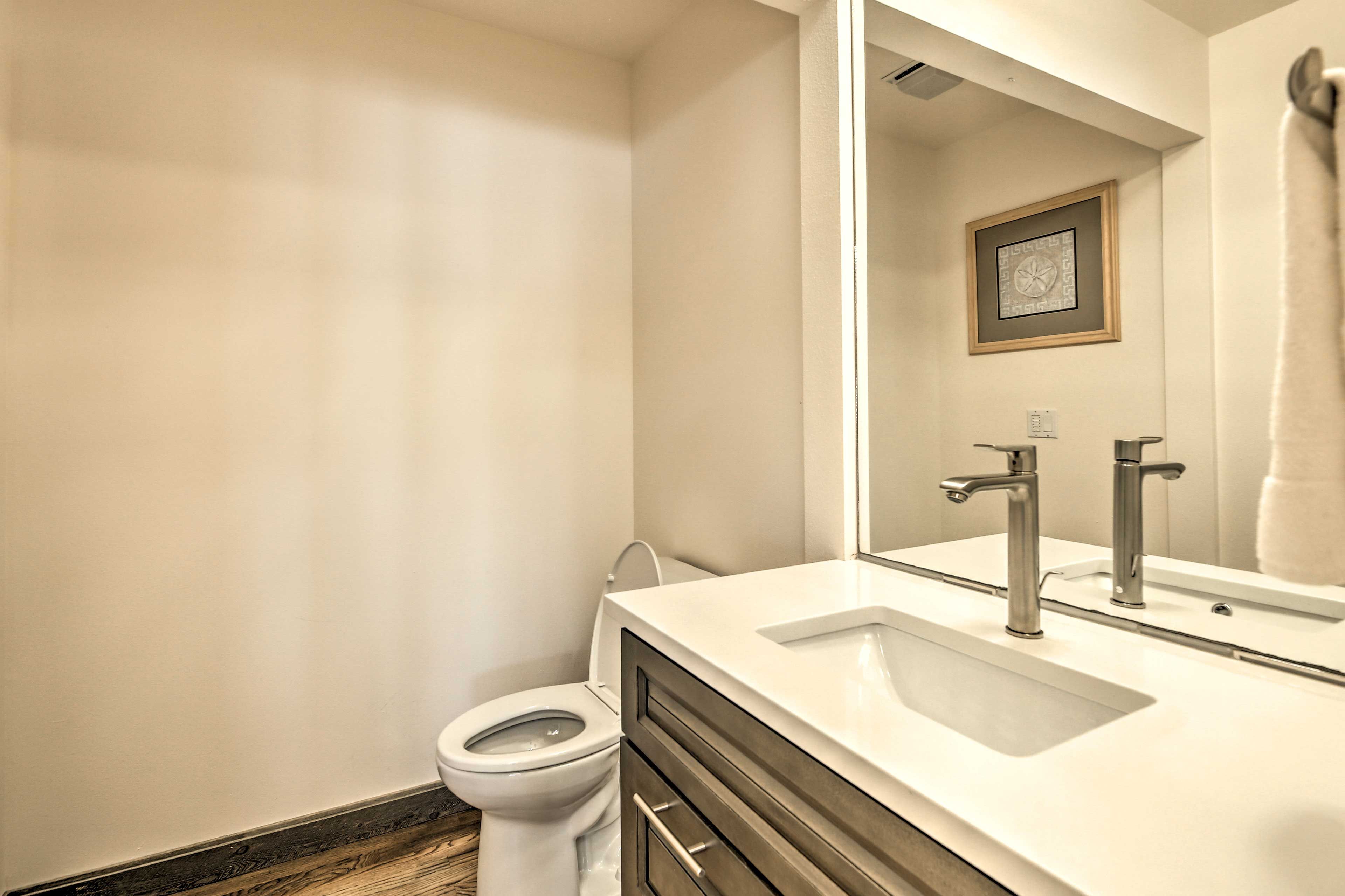 Half Bathroom | Towels Provided