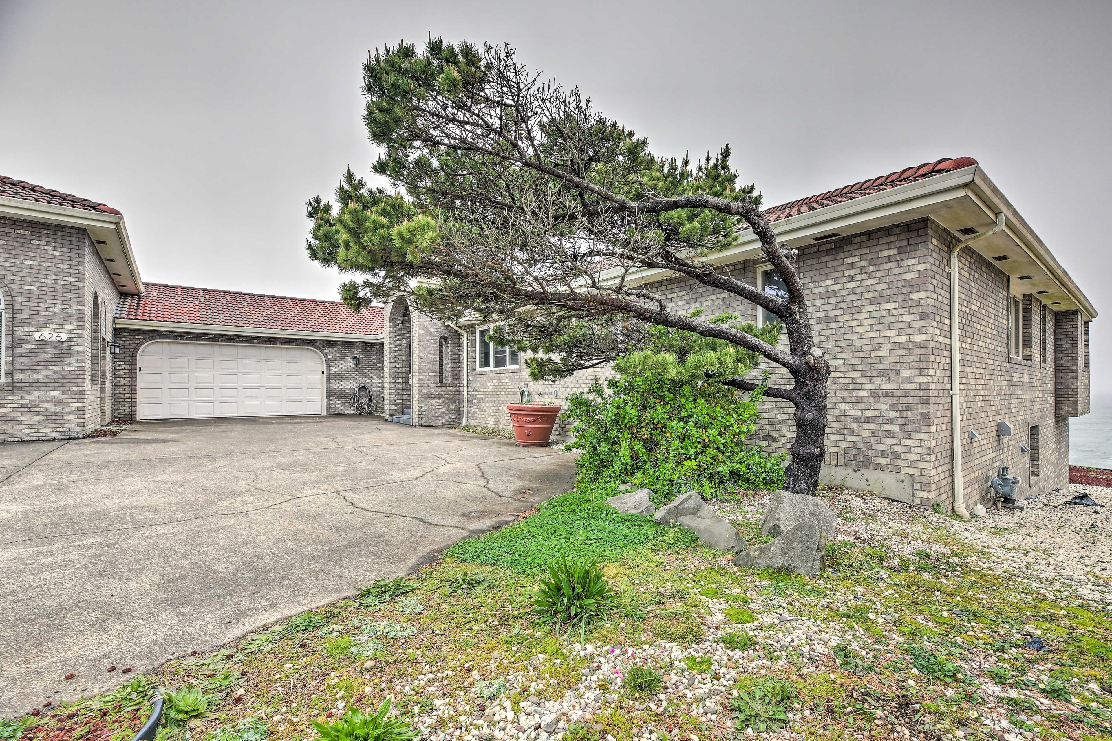 Parking | Garage (2 Vehicles) | Driveway (4 Vehicles)