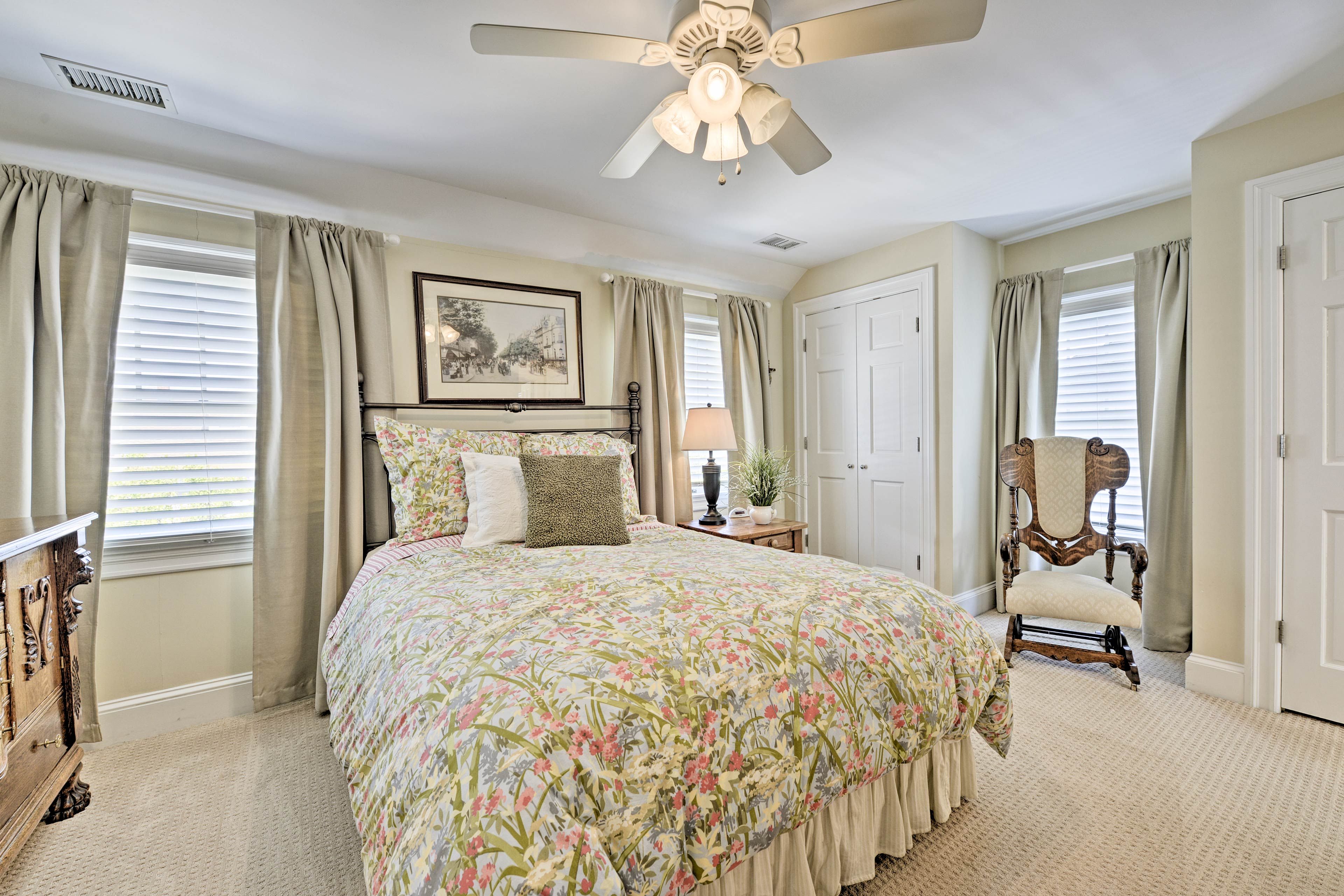 Bedroom 1 | Queen Bed