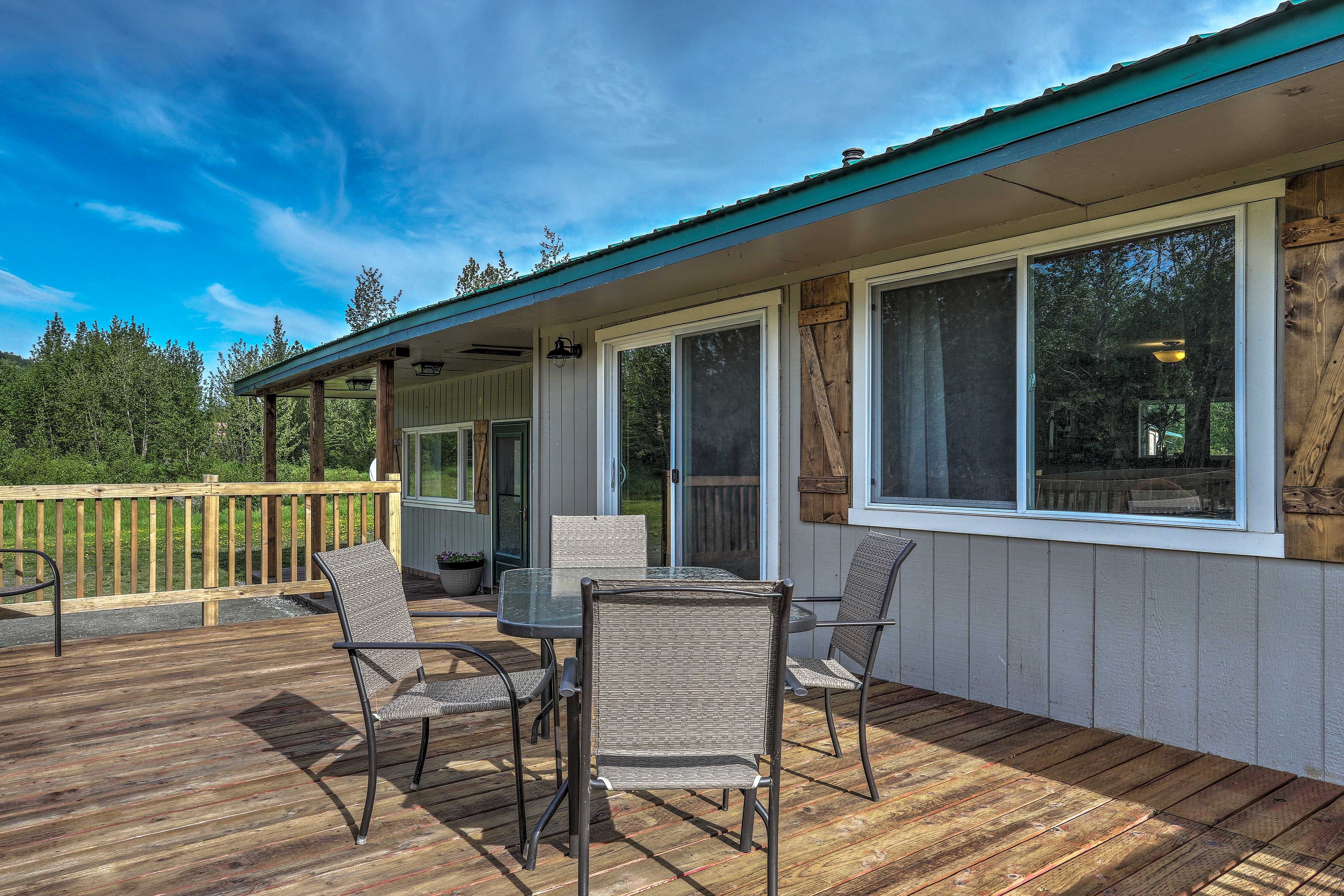 Take your meals al fresco out on the deck!