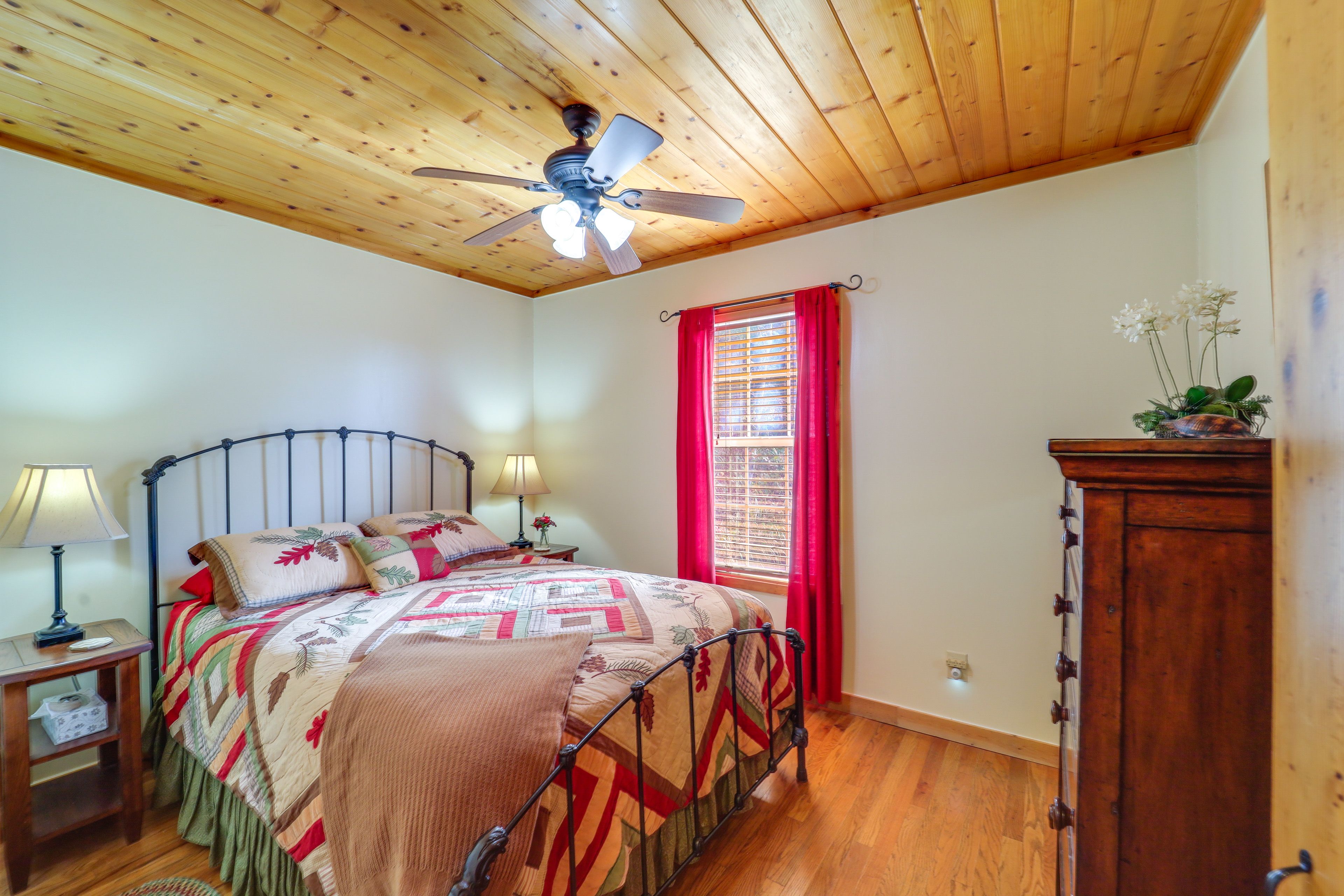 Bedroom 2 | Queen Bed