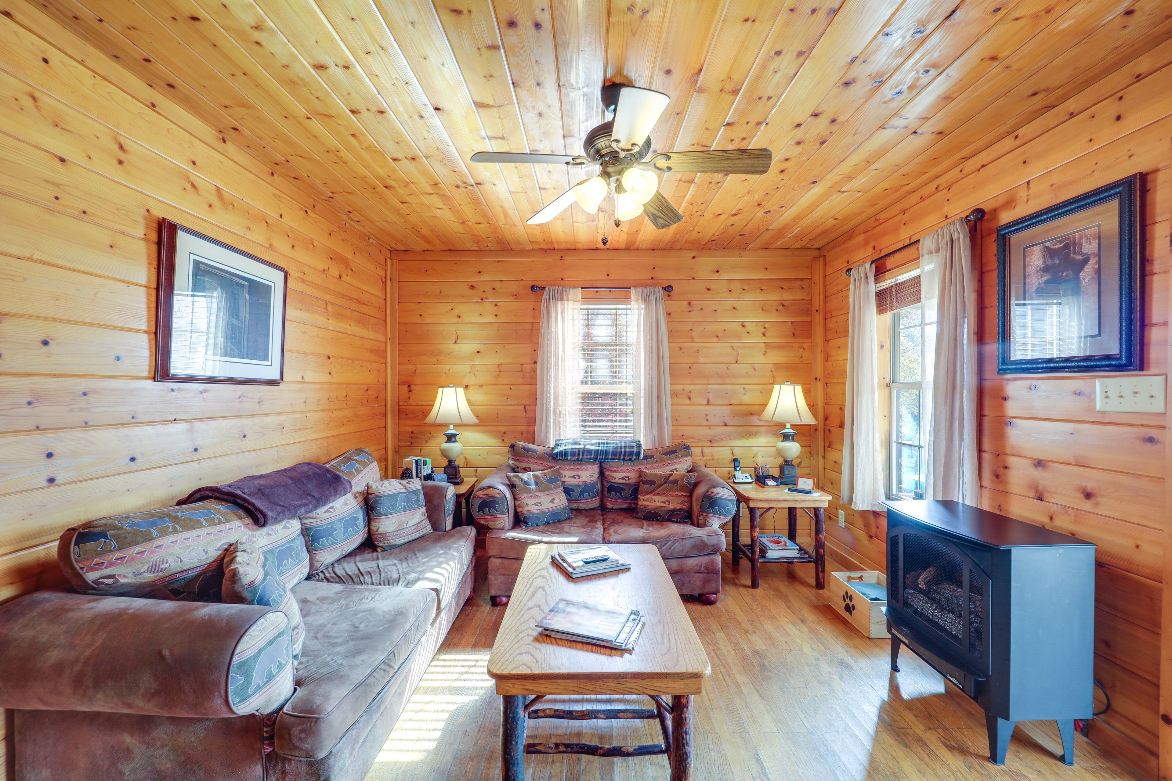 Living Room | Free WiFi | TV w/ Roku & Amazon Firestick | A/C Unit
