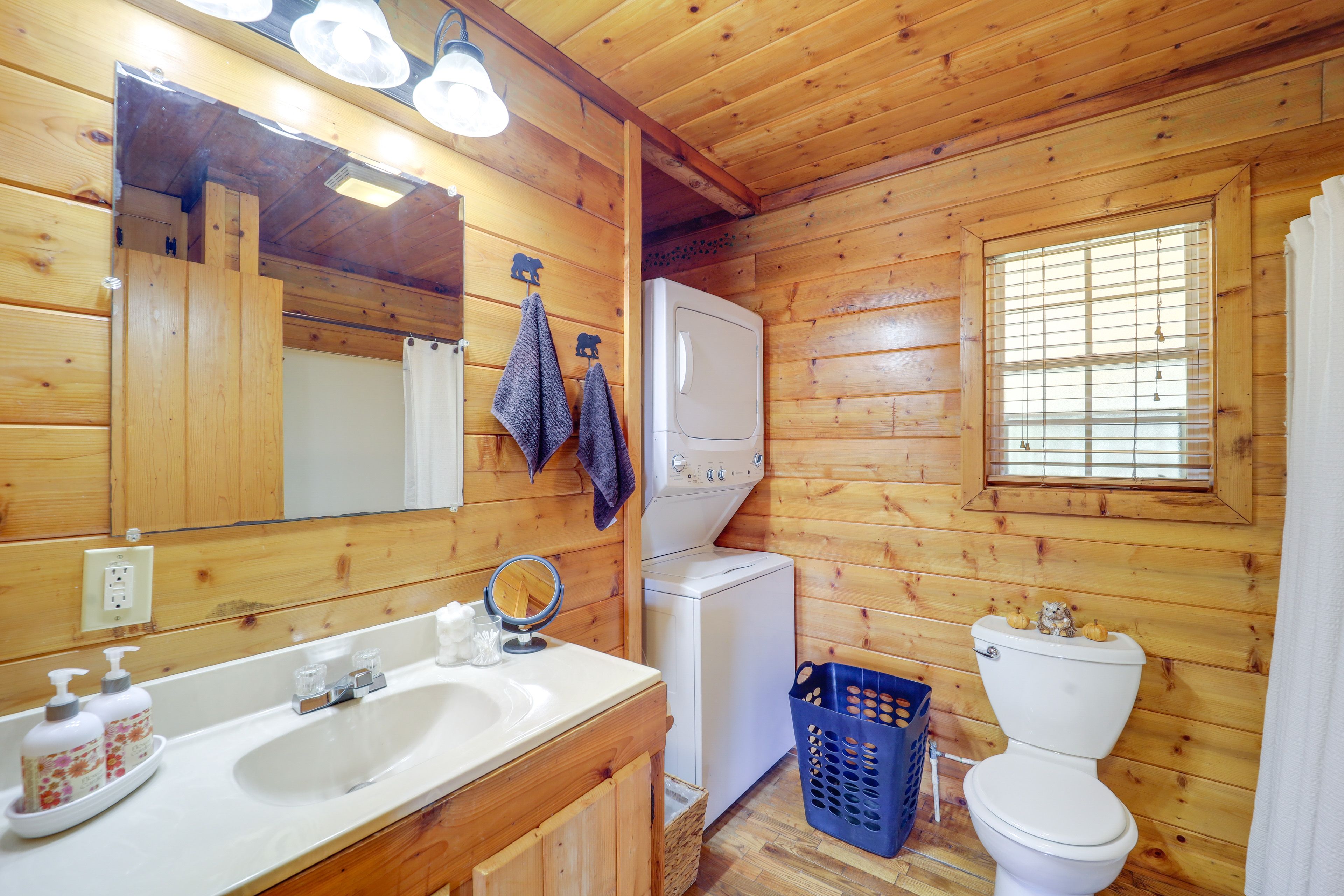 Bathroom | Towels Provided | Washer/Dryer