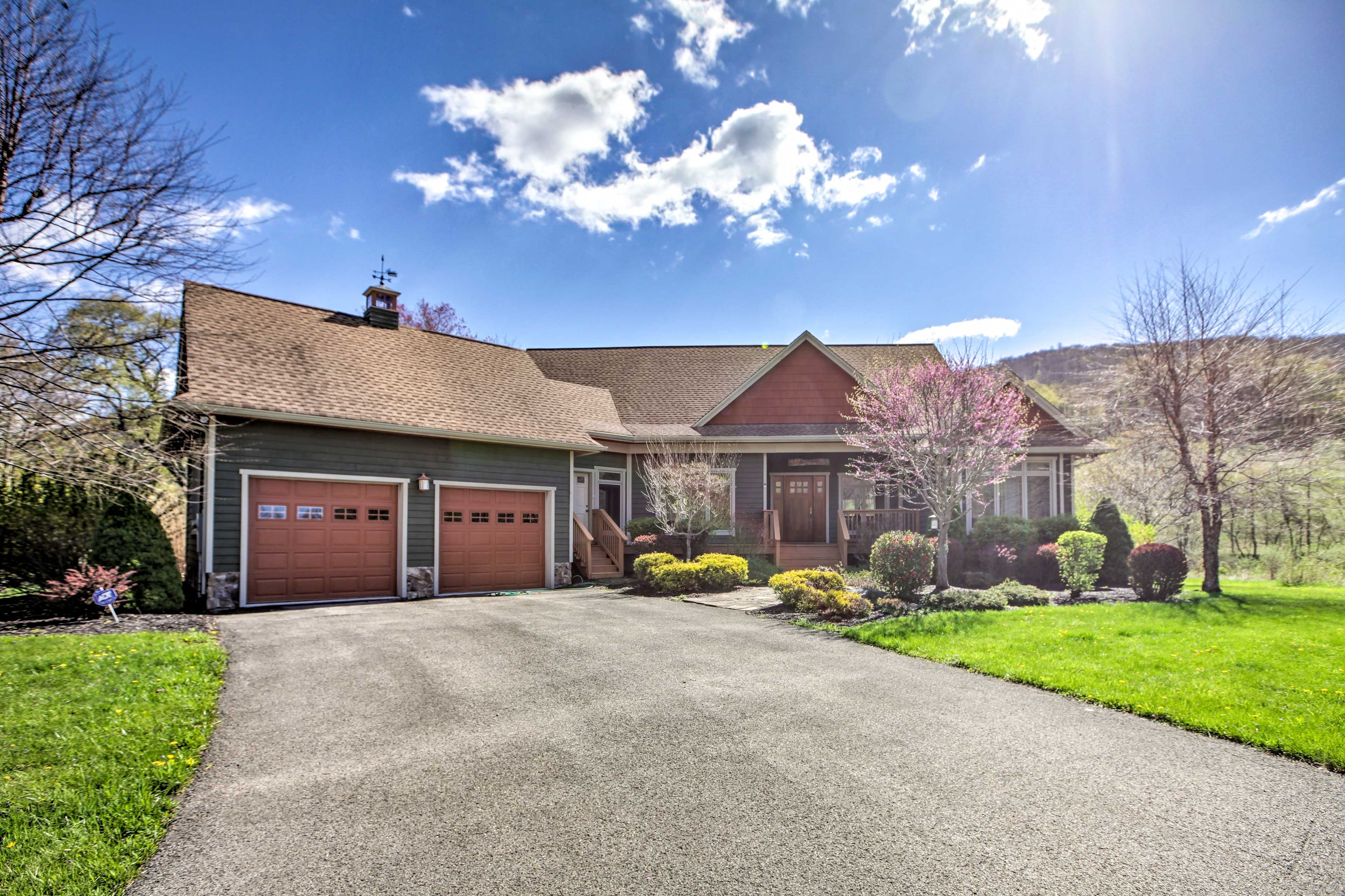 Parking | Garage (2 Vehicles) | Driveway (6 Vehicles) | RV/Trailer Parking