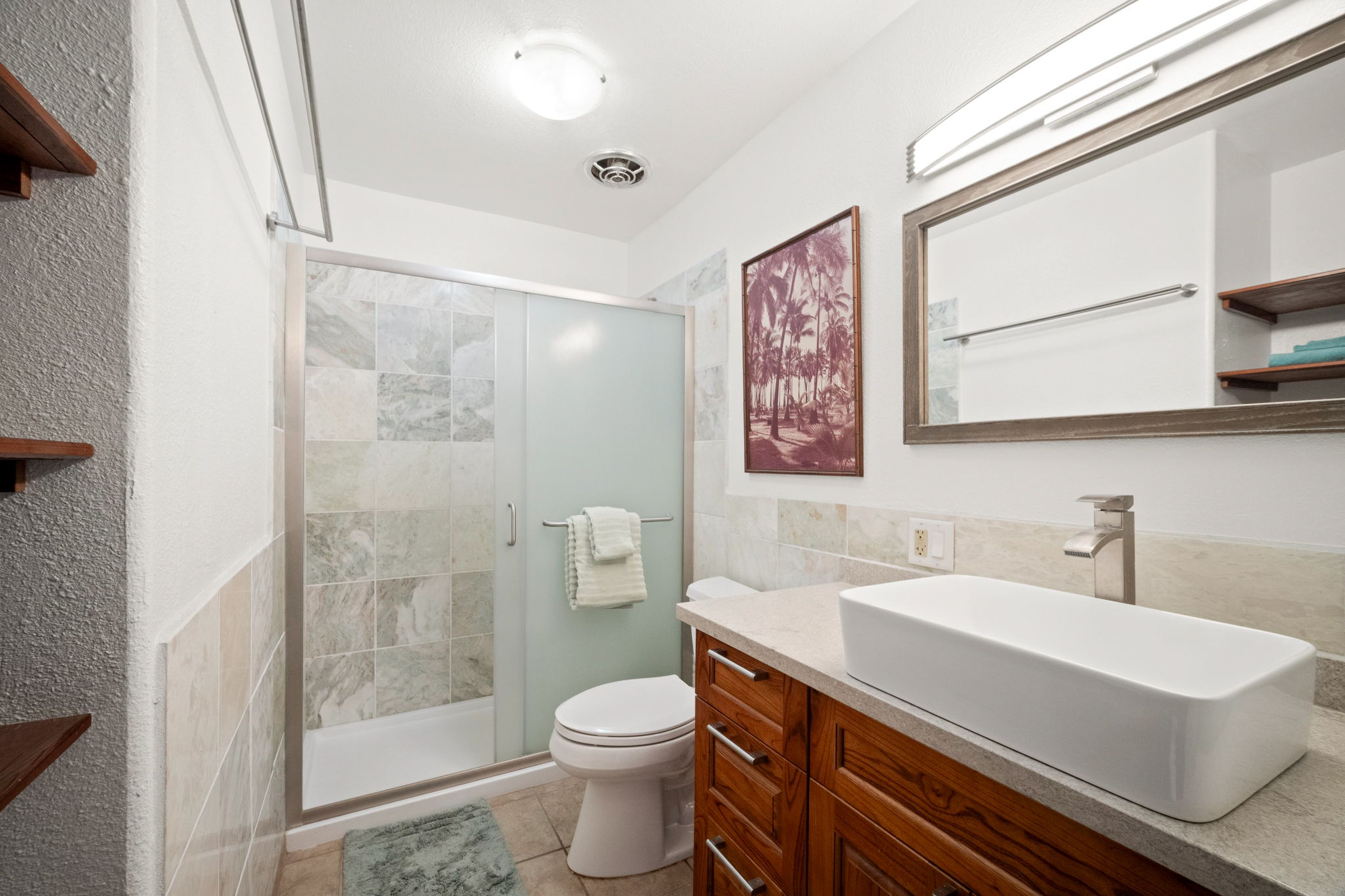 Full Bathroom | Complimentary Toiletries | Towels Provided