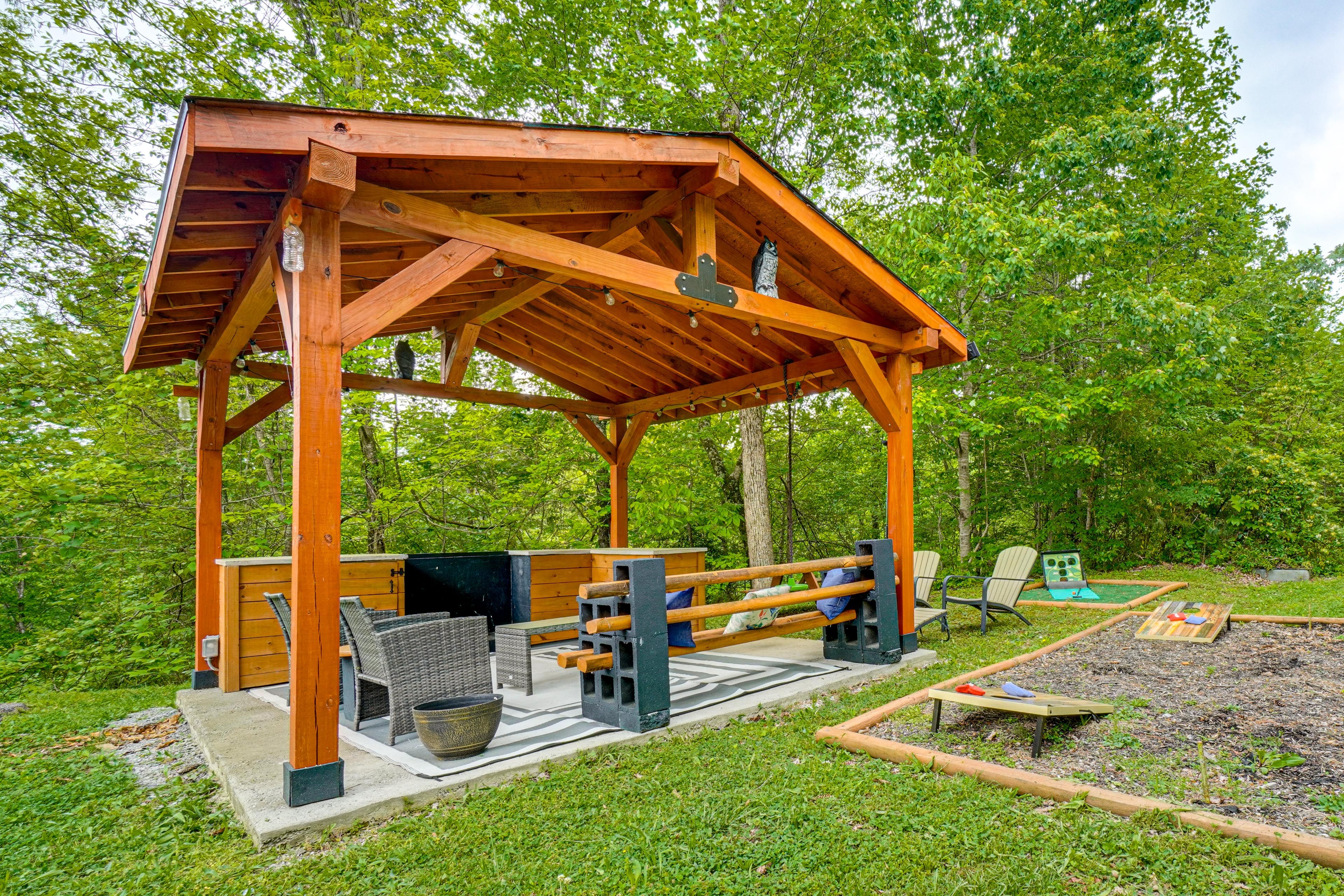Exterior | Cornhole | Putting Green