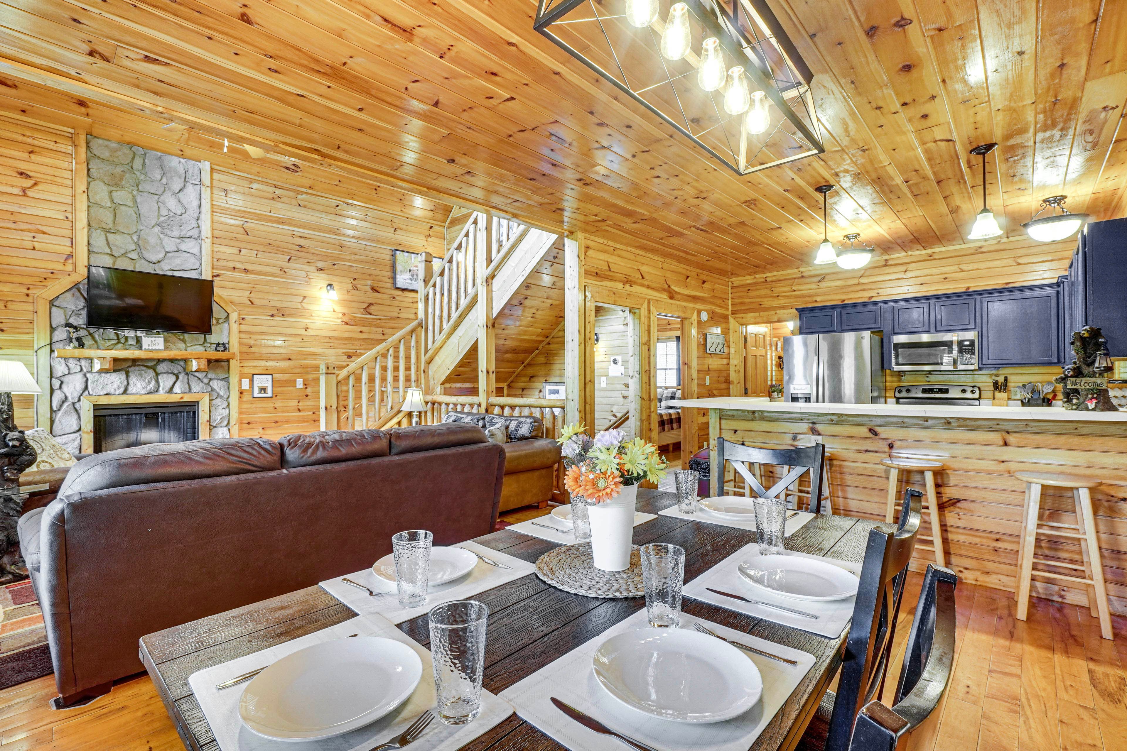 Dining Area | Dishes & Flatware Provided
