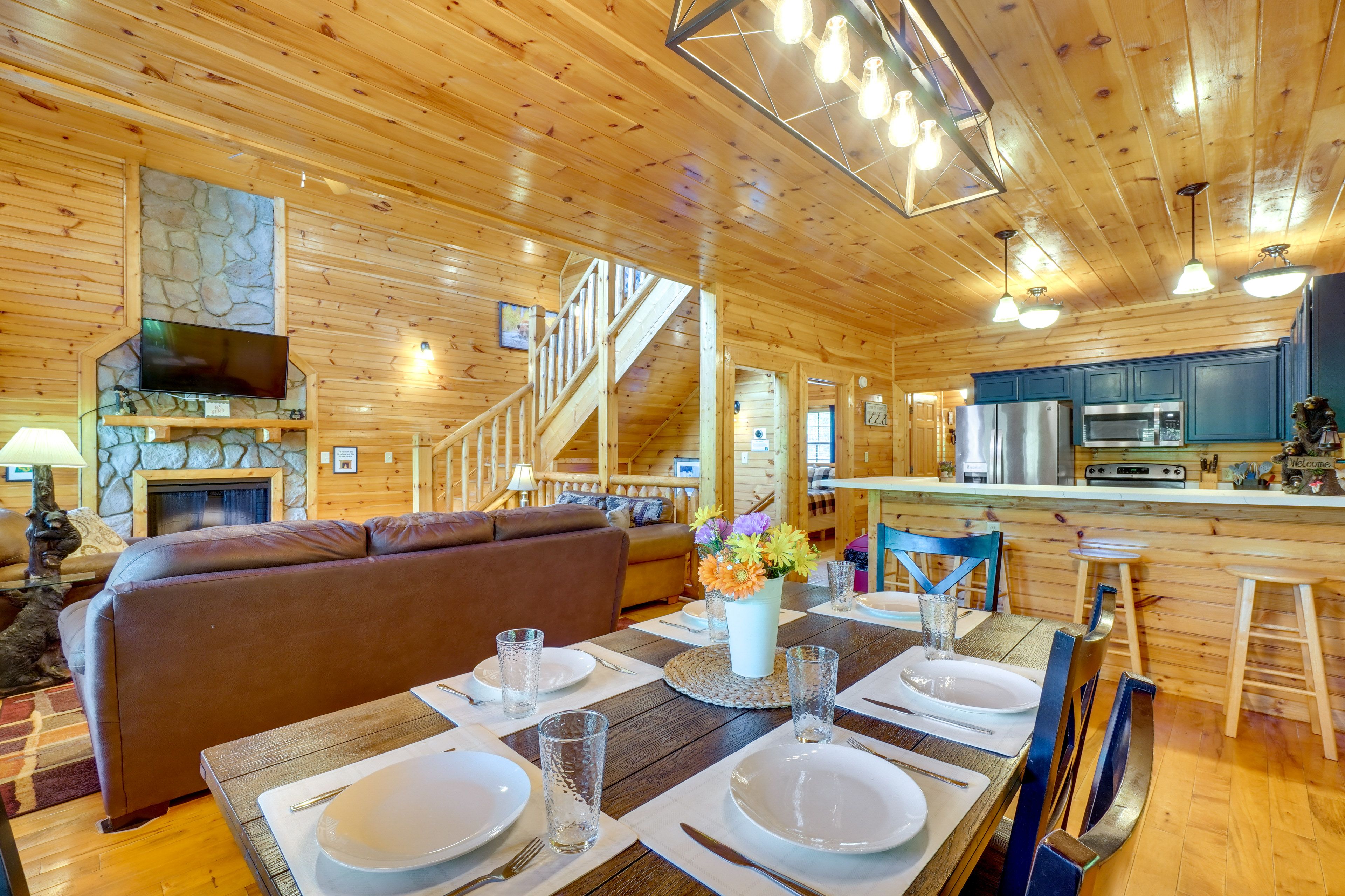Dining Area | Dishes & Flatware Provided